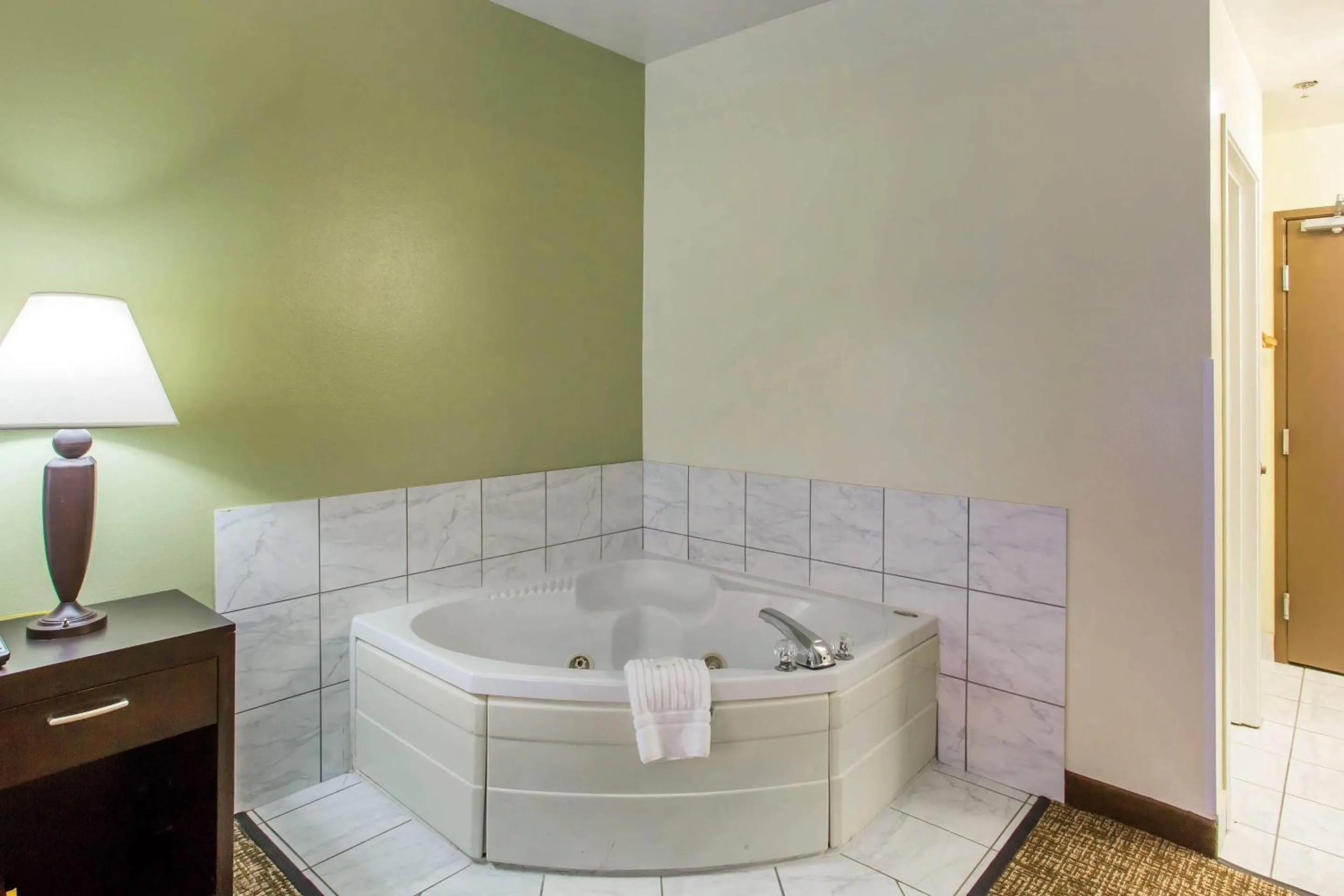 Bedroom in Comfort Inn Franklin Highway 96