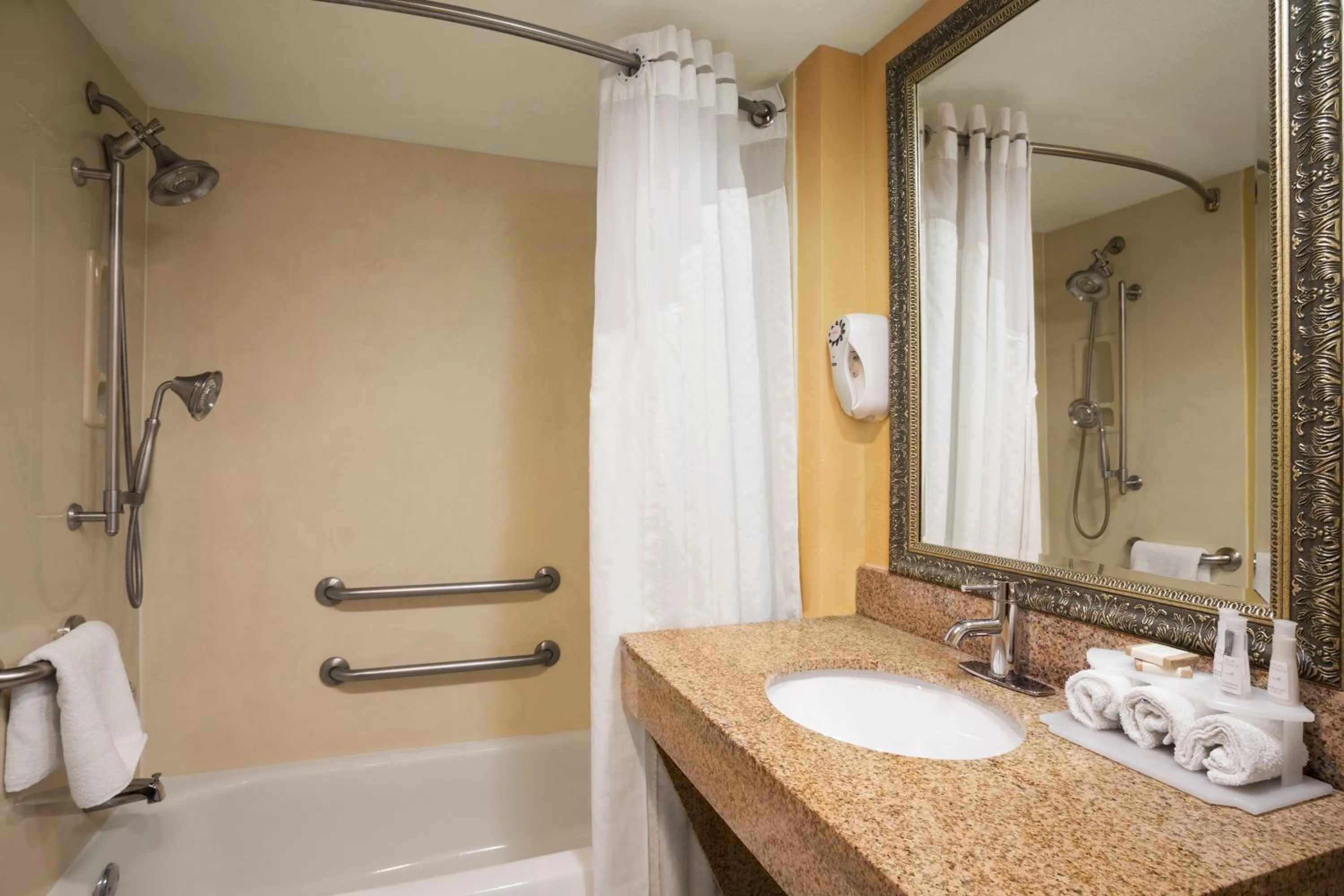 Bathroom in Comfort Inn Franklin Highway 96