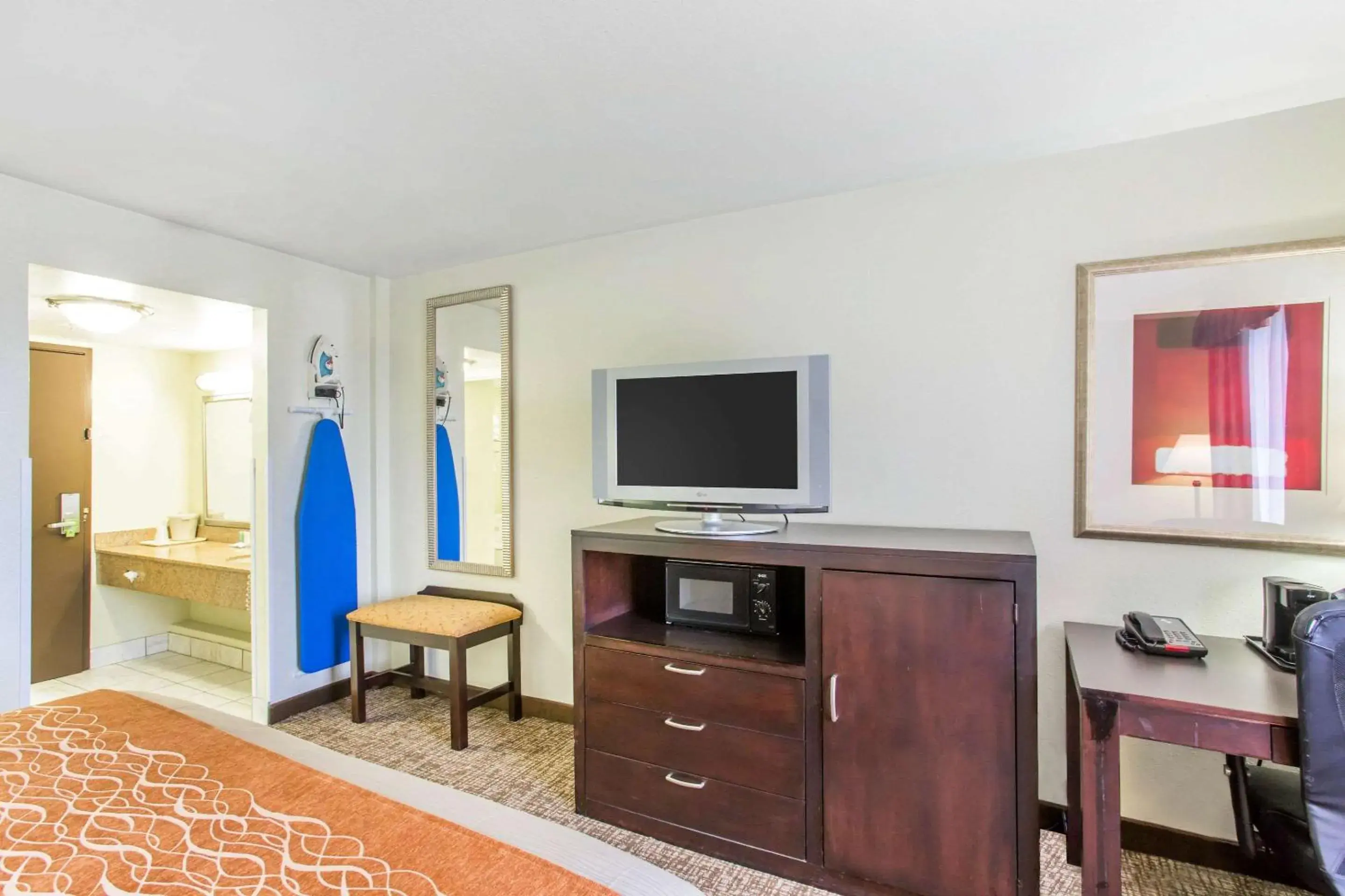 King Room - Non-Smoking in Comfort Inn Franklin Highway 96 King Room - Non-Smoking in Comfort Inn Franklin Highway 96