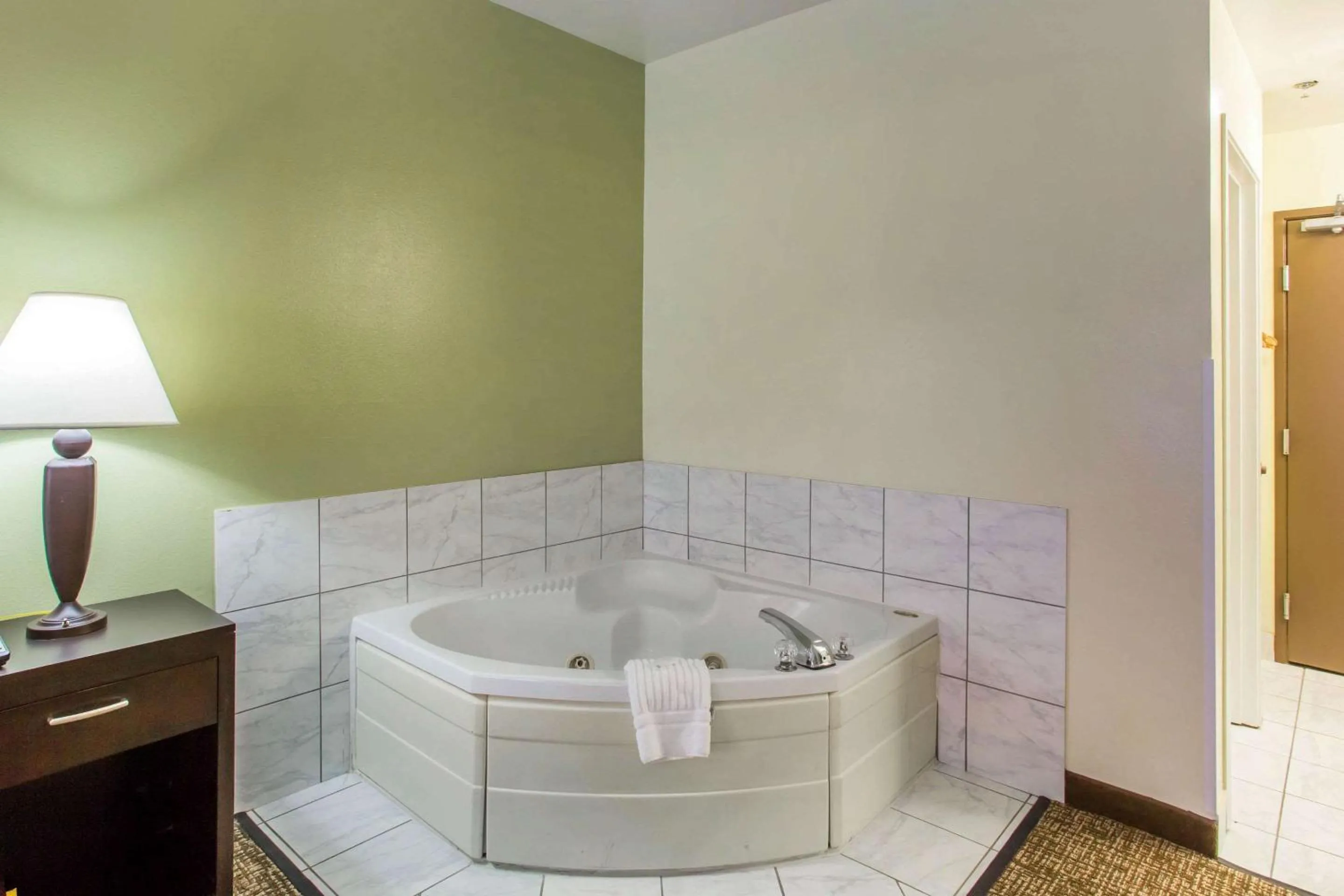 Bedroom in Comfort Inn Franklin Highway 96