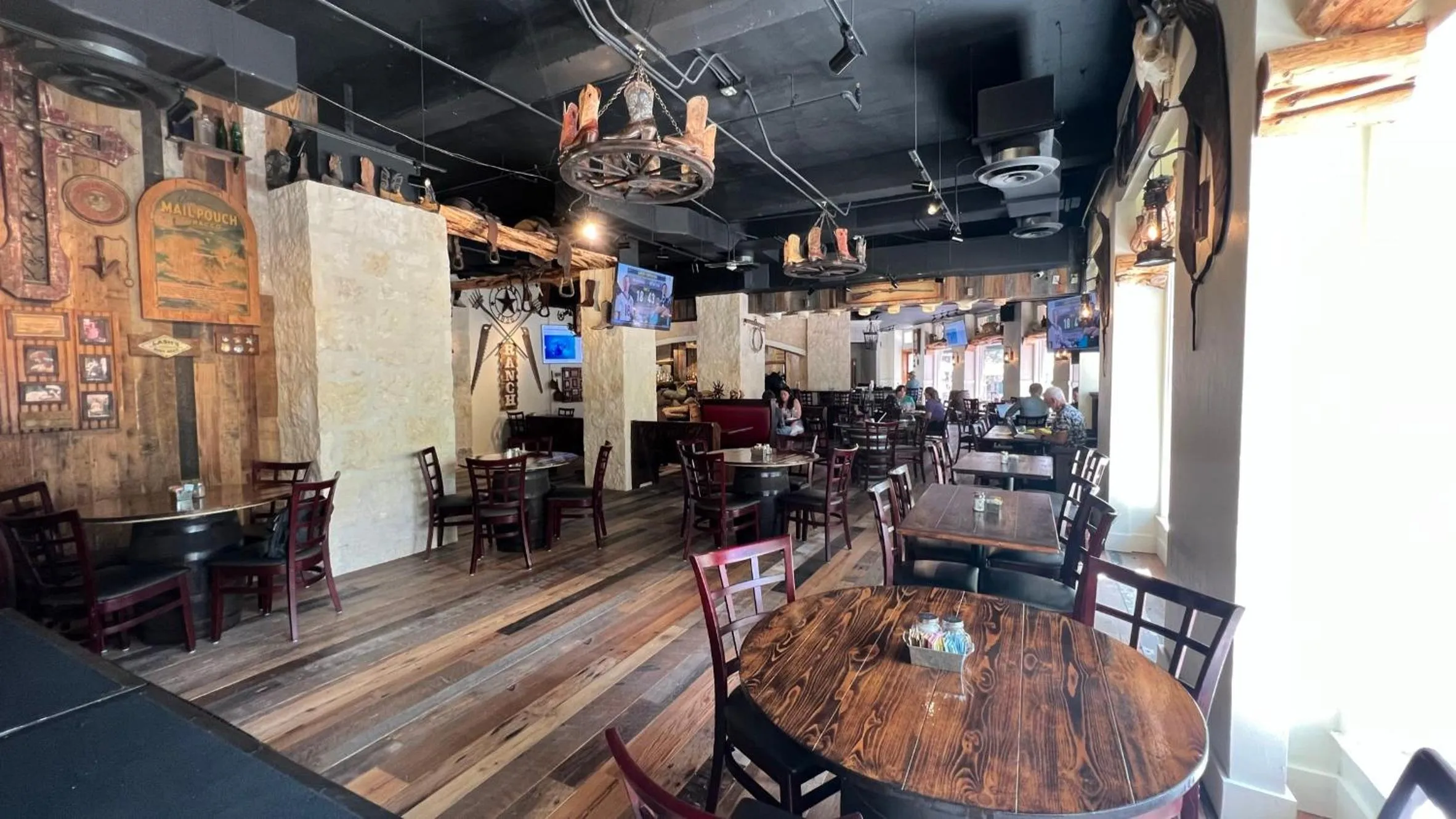 Restaurant/places to eat in The Crockett Hotel