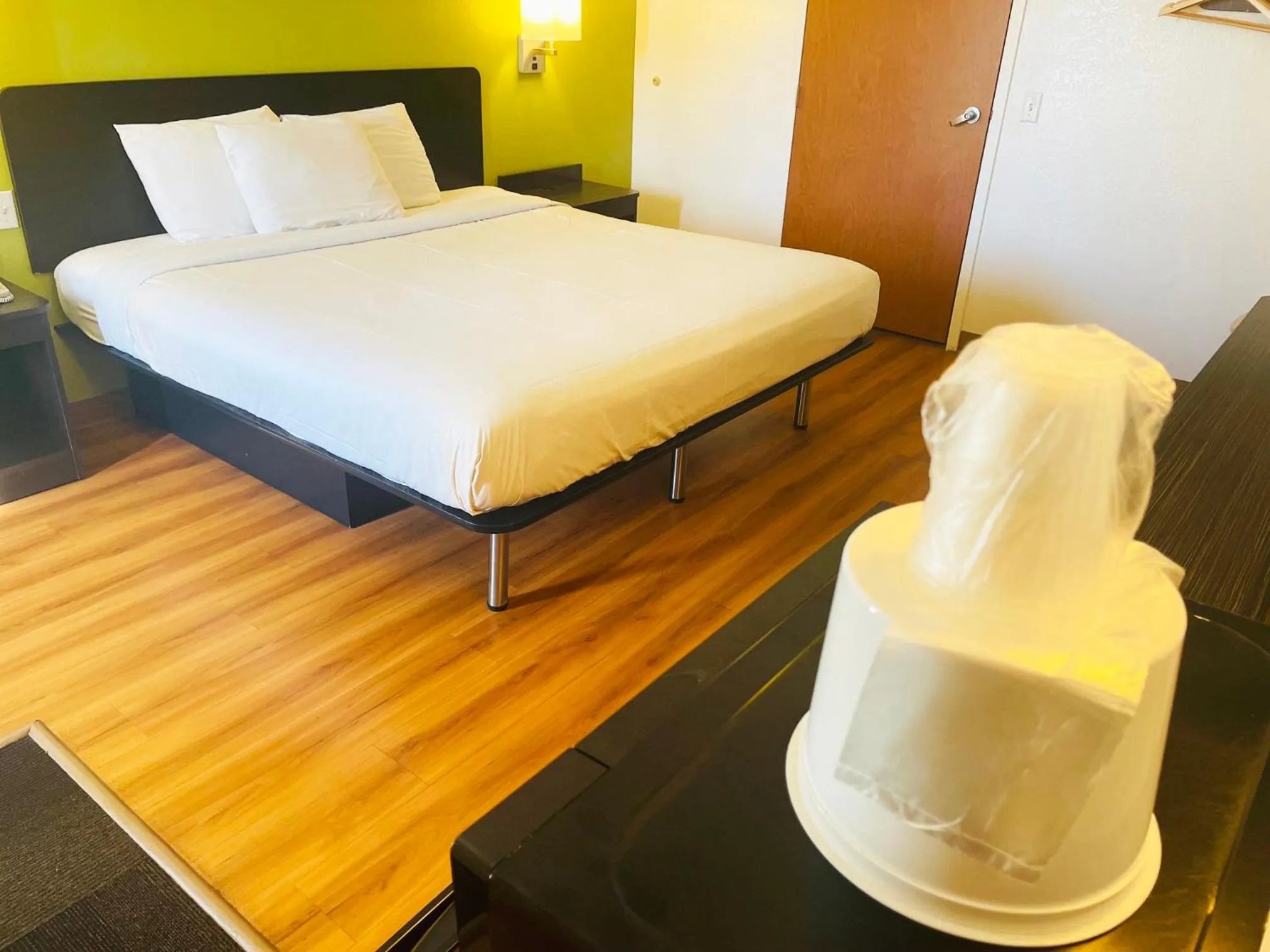 Bedroom, Bed in Willow Lodge Willoughby Cleveland