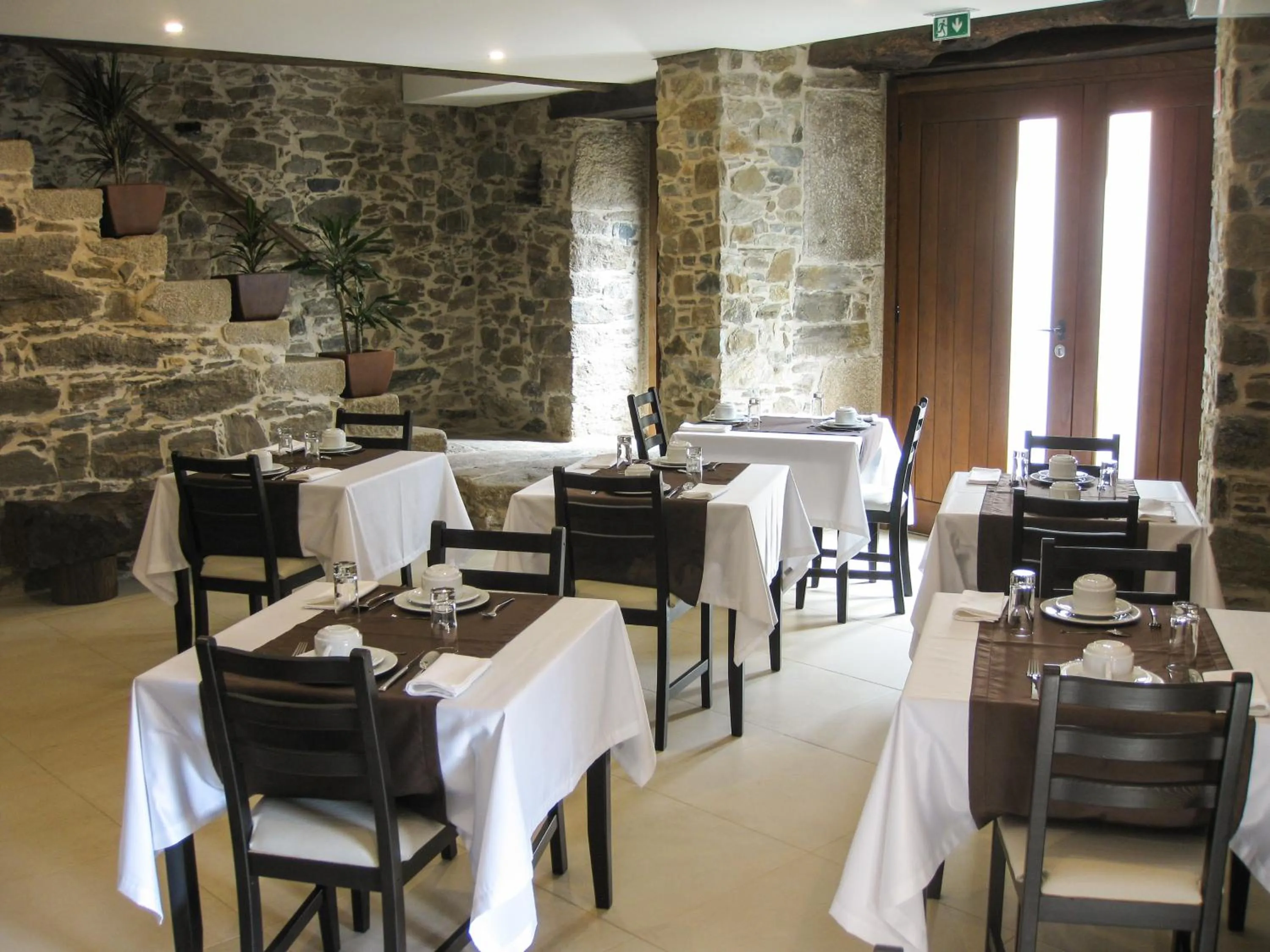 Restaurant/places to eat in Candeias do Souto