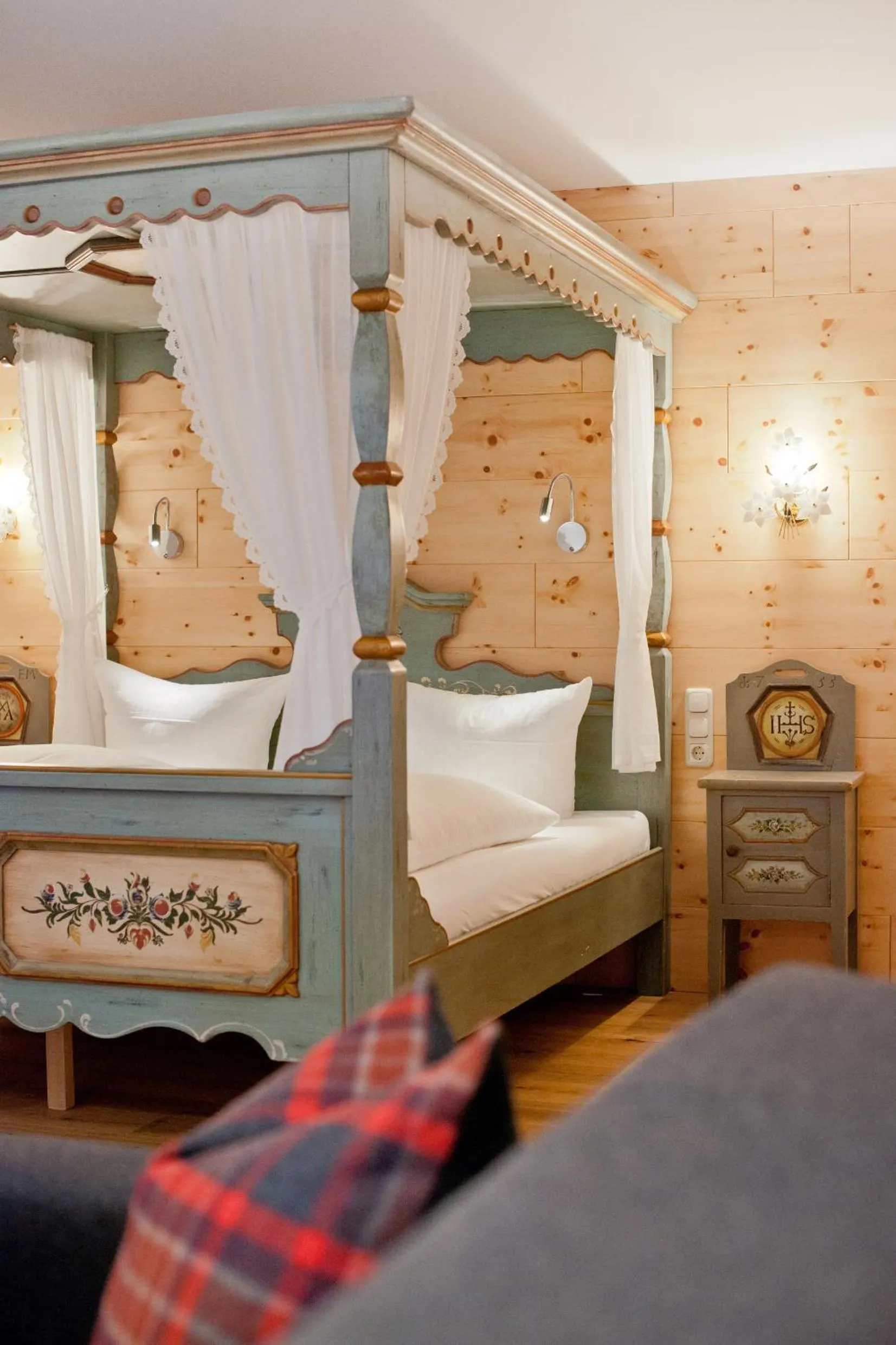 Bed in Mondschein Hotel & Chalet