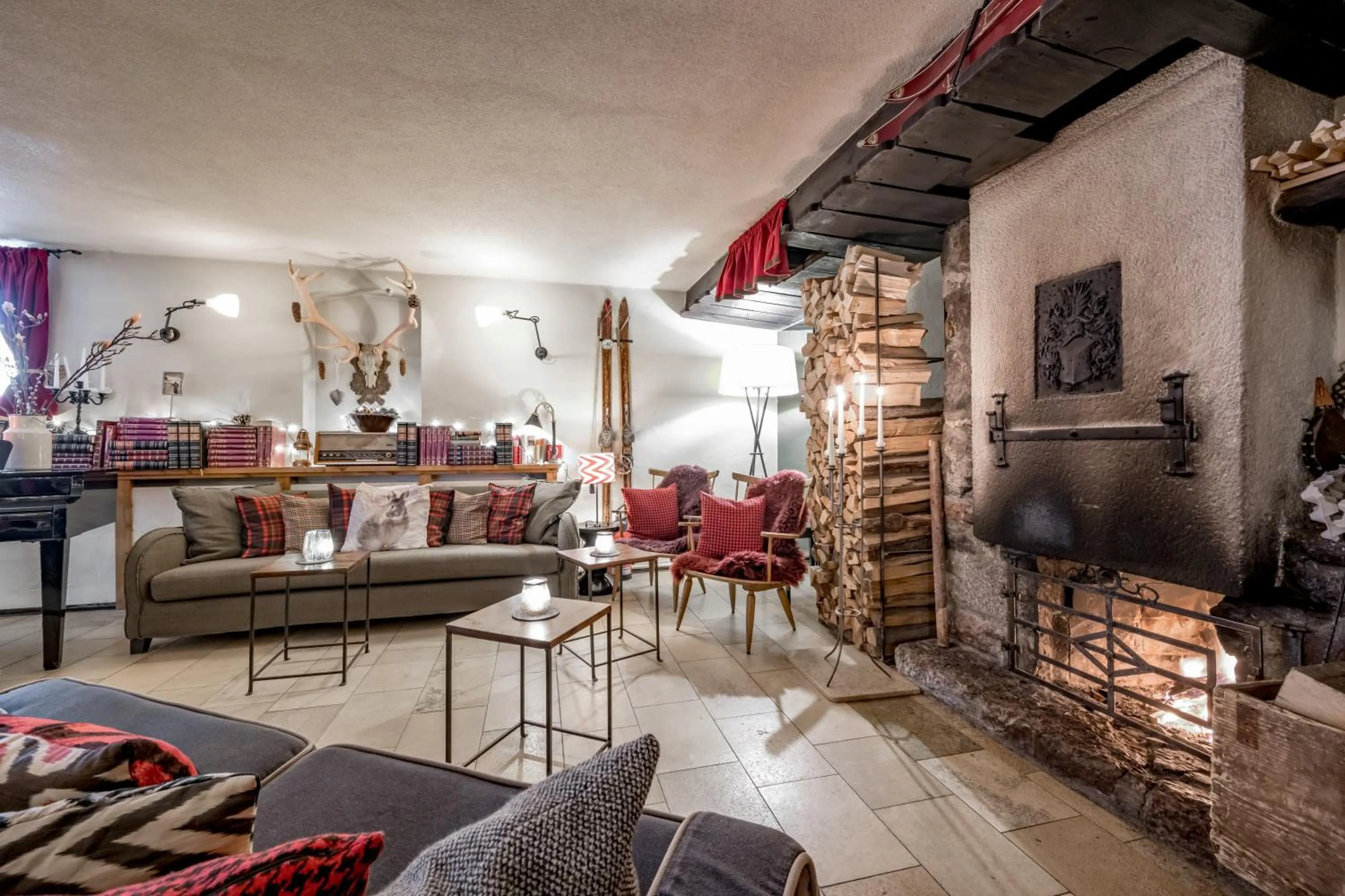 Lounge or bar in Mondschein Hotel & Chalet