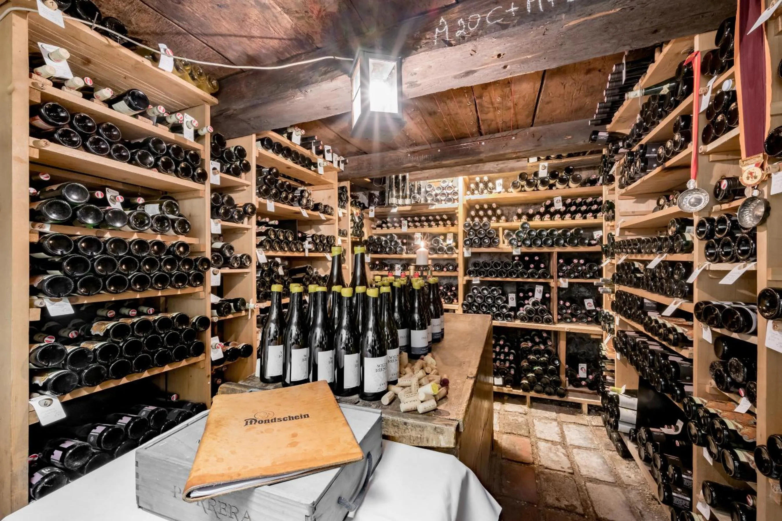 Restaurant/places to eat in Mondschein Hotel & Chalet