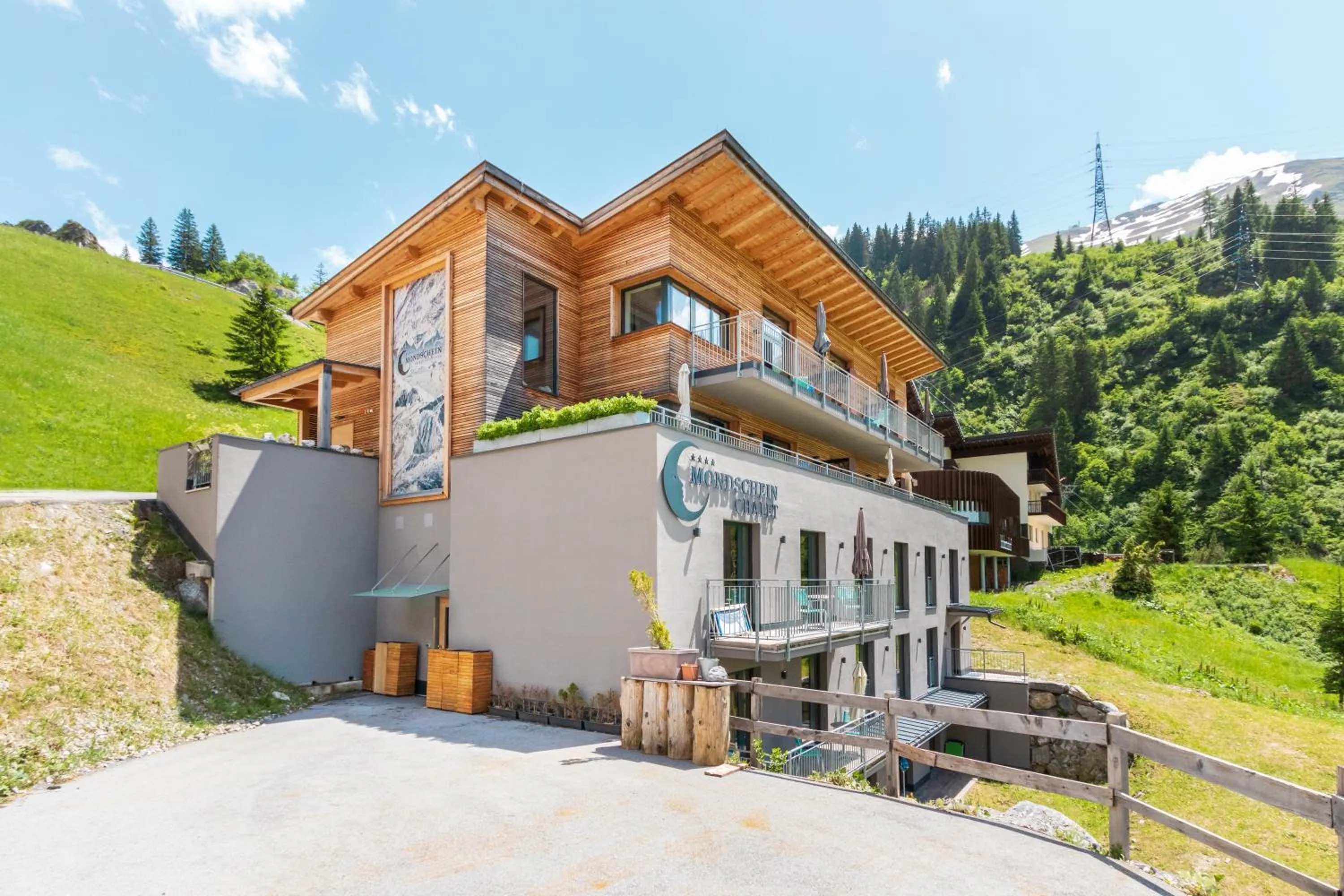 Property building in Mondschein Hotel & Chalet
