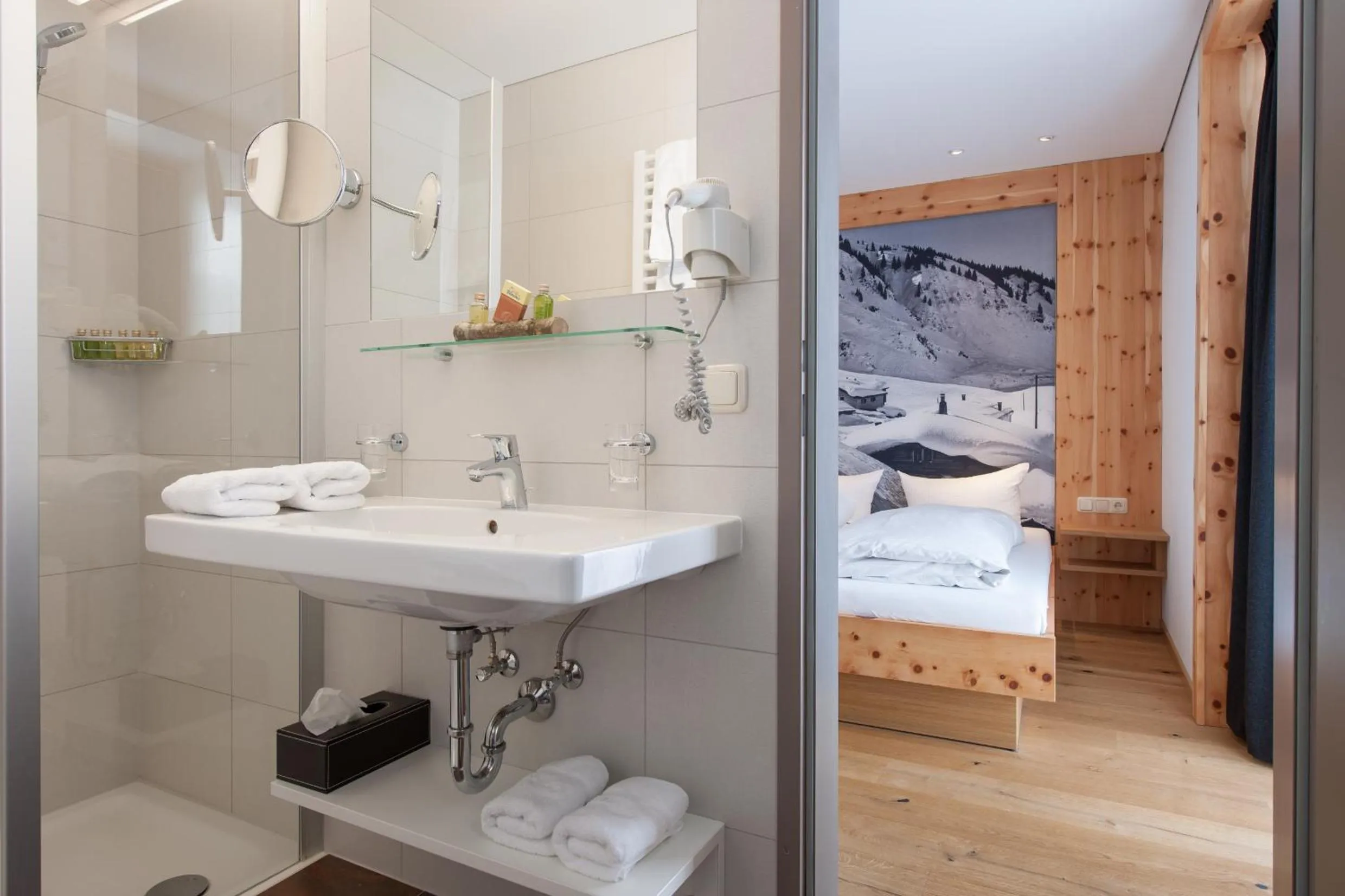 Bathroom, Bed in Mondschein Hotel & Chalet