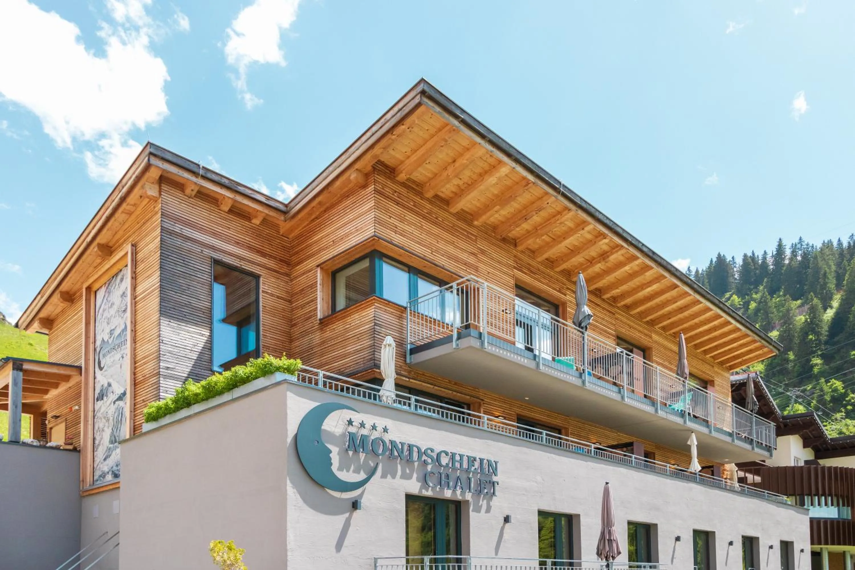 Property building in Mondschein Hotel & Chalet