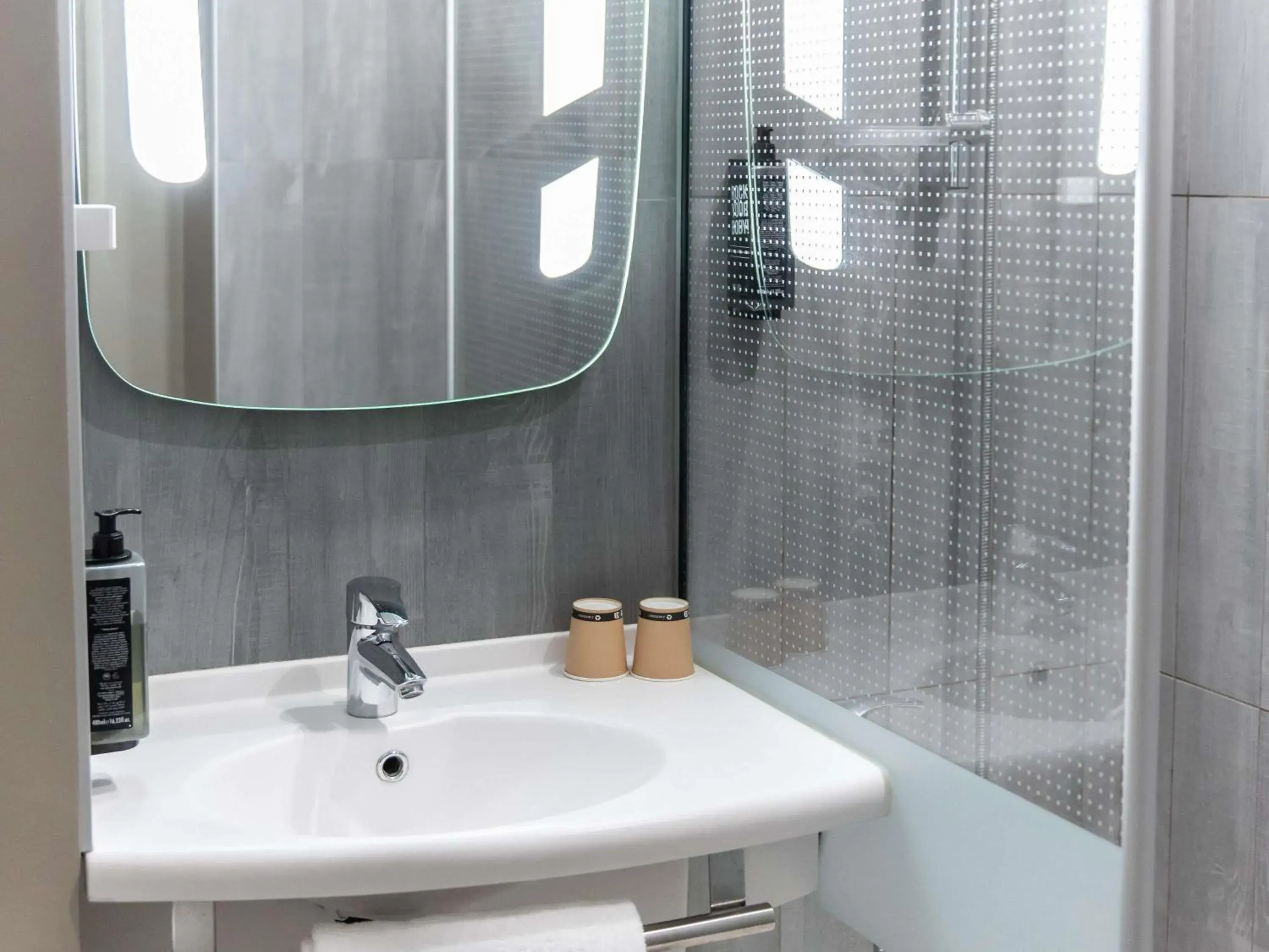 Twin Room in ibis Lyon Nord Twin Room in ibis Lyon Nord