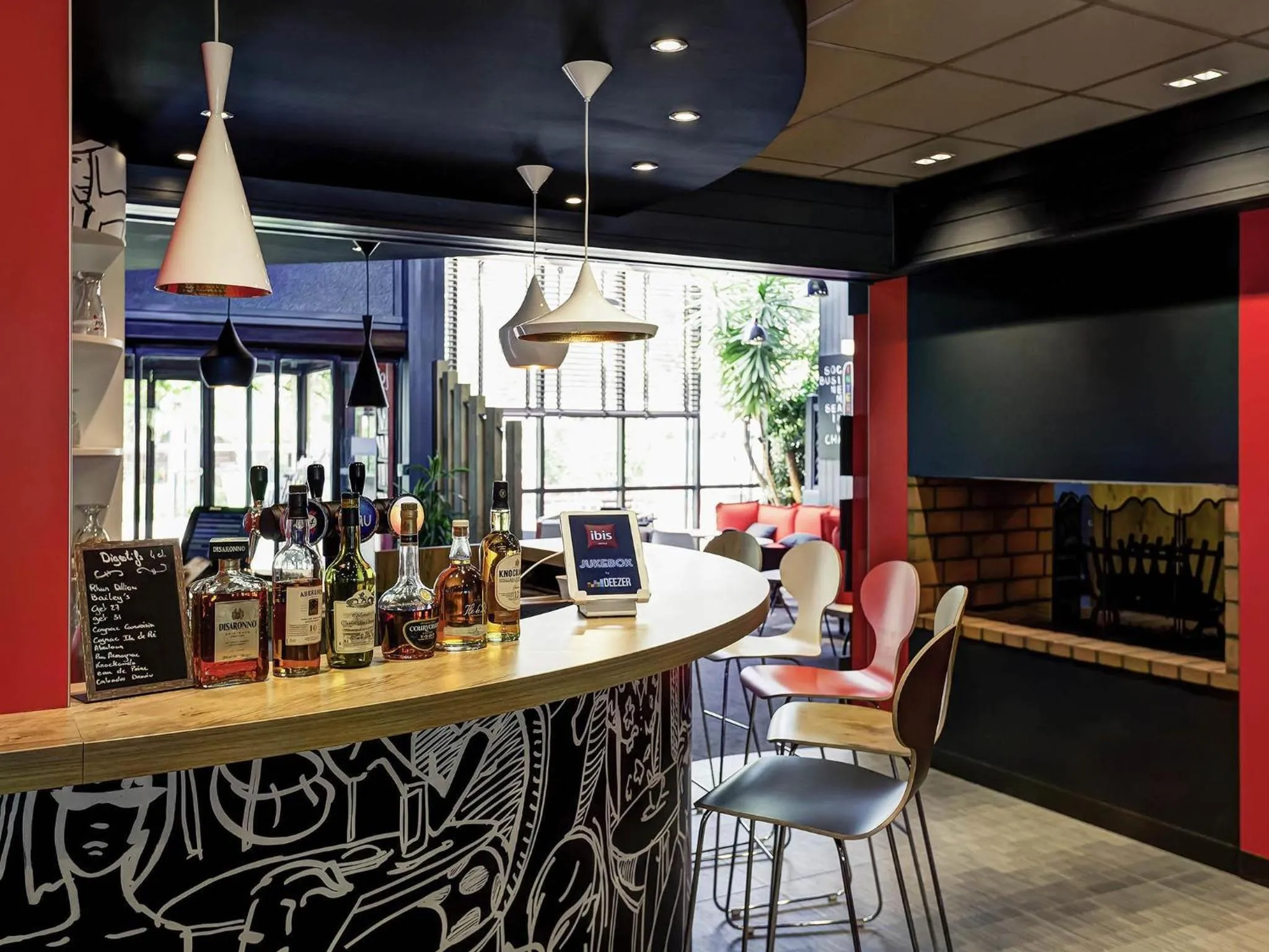 Lounge or bar in ibis Lyon Nord