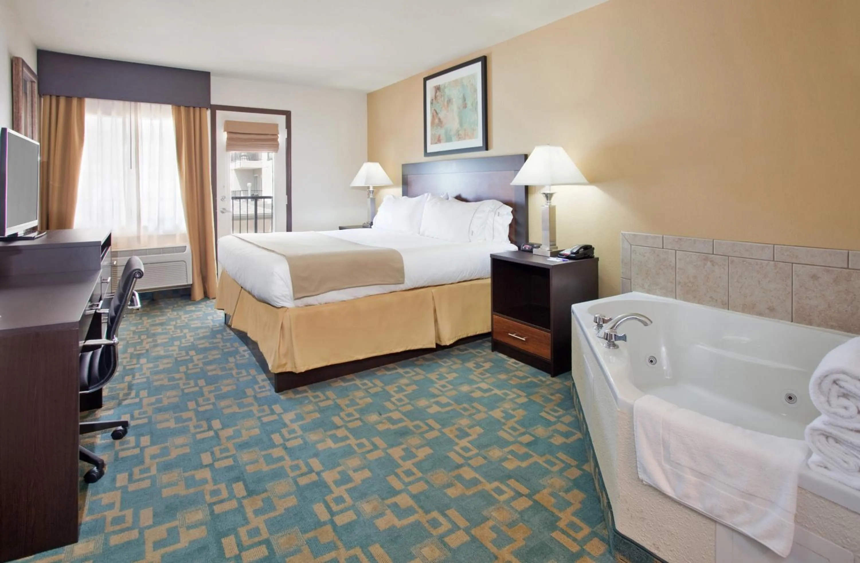 Photo of the whole room, Bed in Holiday Inn Express Hotel & Suites Branson 76 Central by IHG