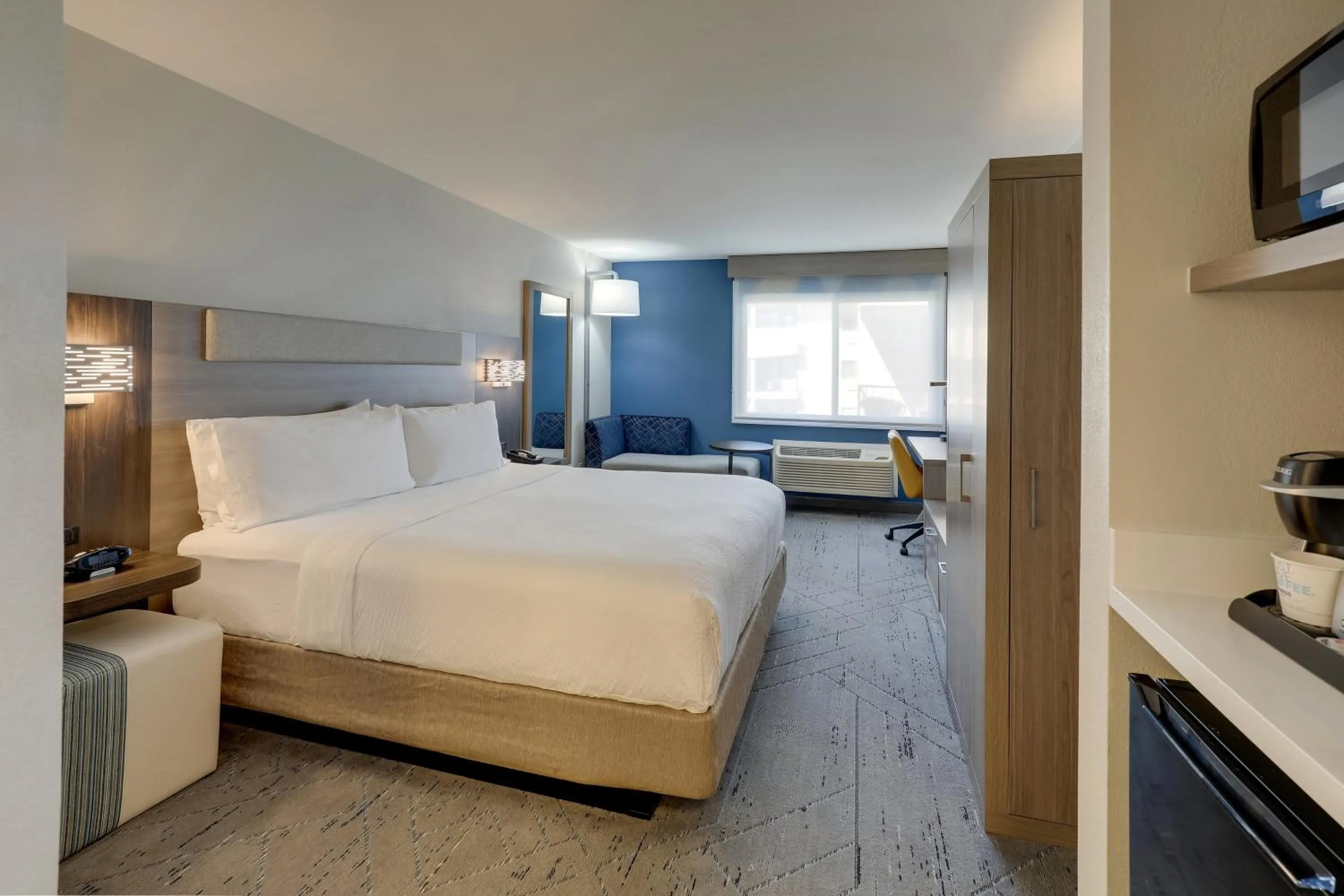 Photo of the whole room, Bed in Holiday Inn Express Hotel & Suites Branson 76 Central by IHG