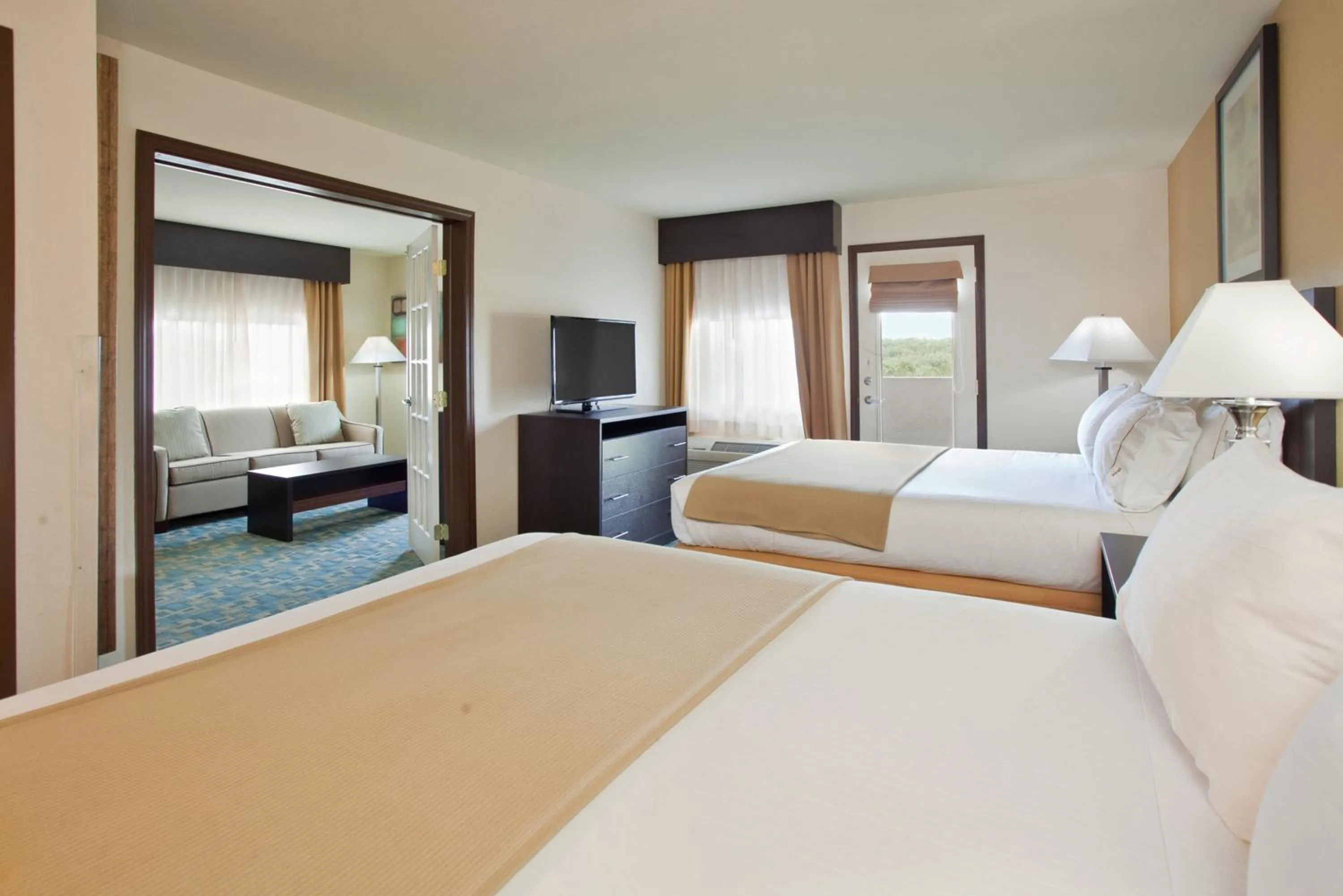 Photo of the whole room, Bed in Holiday Inn Express Hotel & Suites Branson 76 Central by IHG