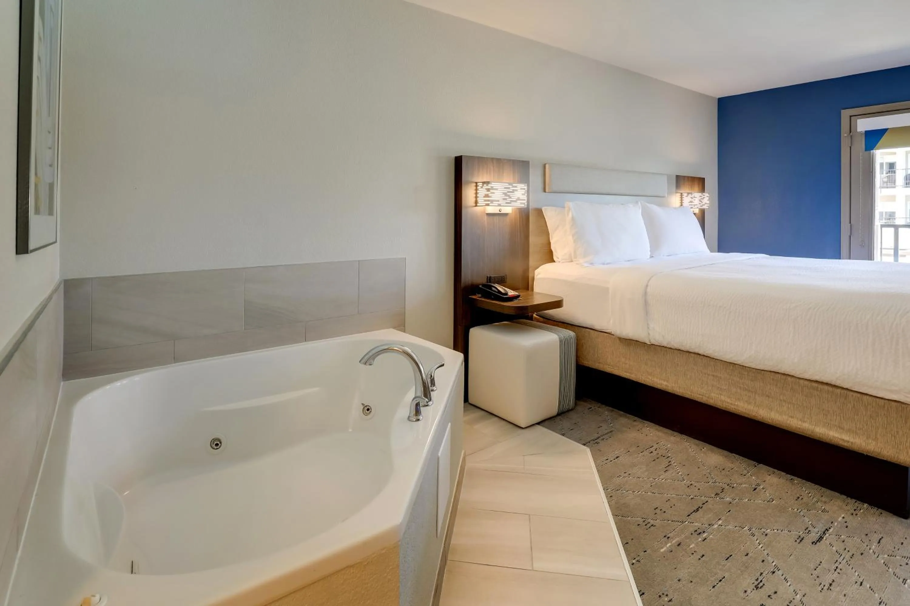 Bedroom, Bed in Holiday Inn Express Hotel & Suites Branson 76 Central by IHG