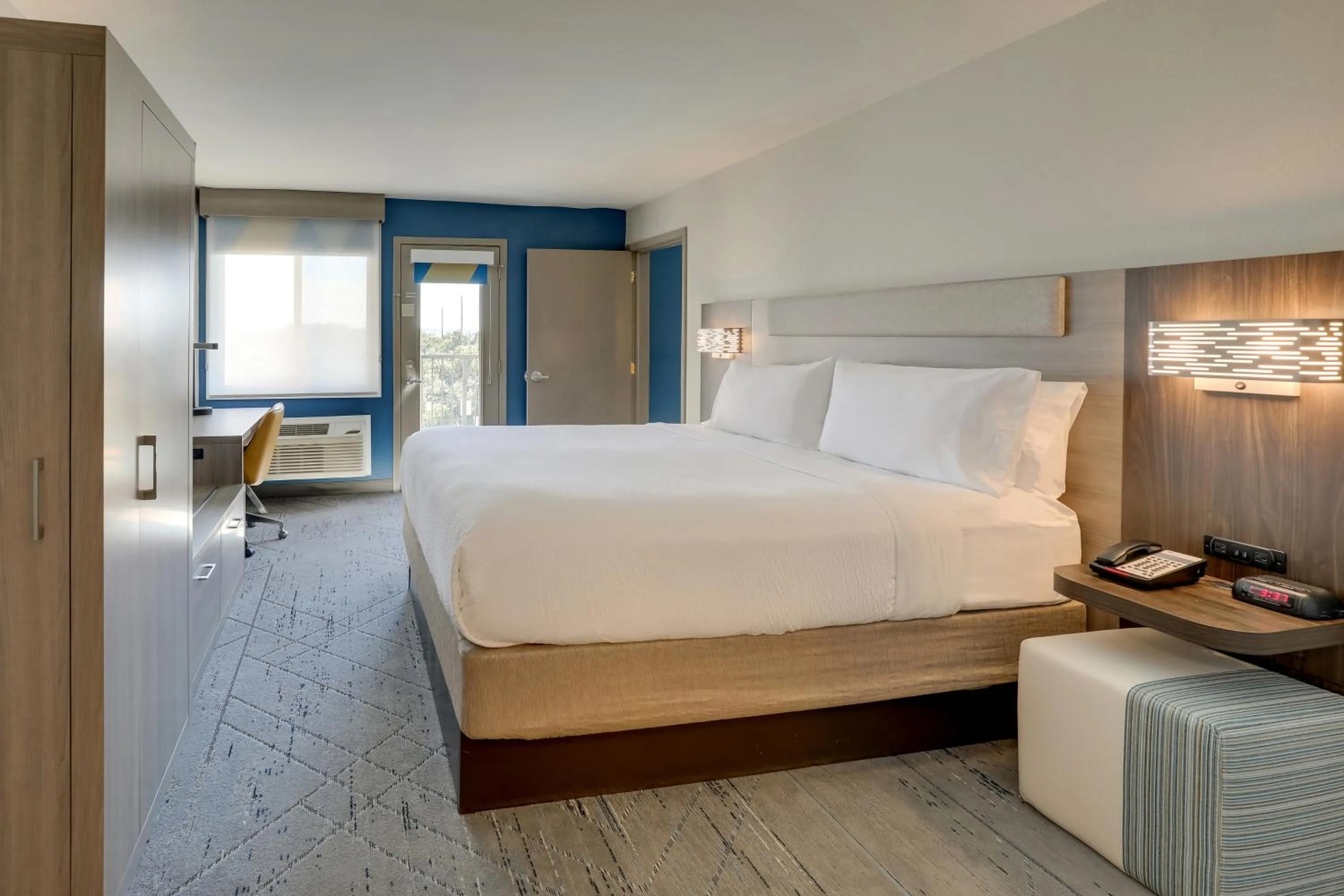 Bedroom, Bed in Holiday Inn Express Hotel & Suites Branson 76 Central by IHG