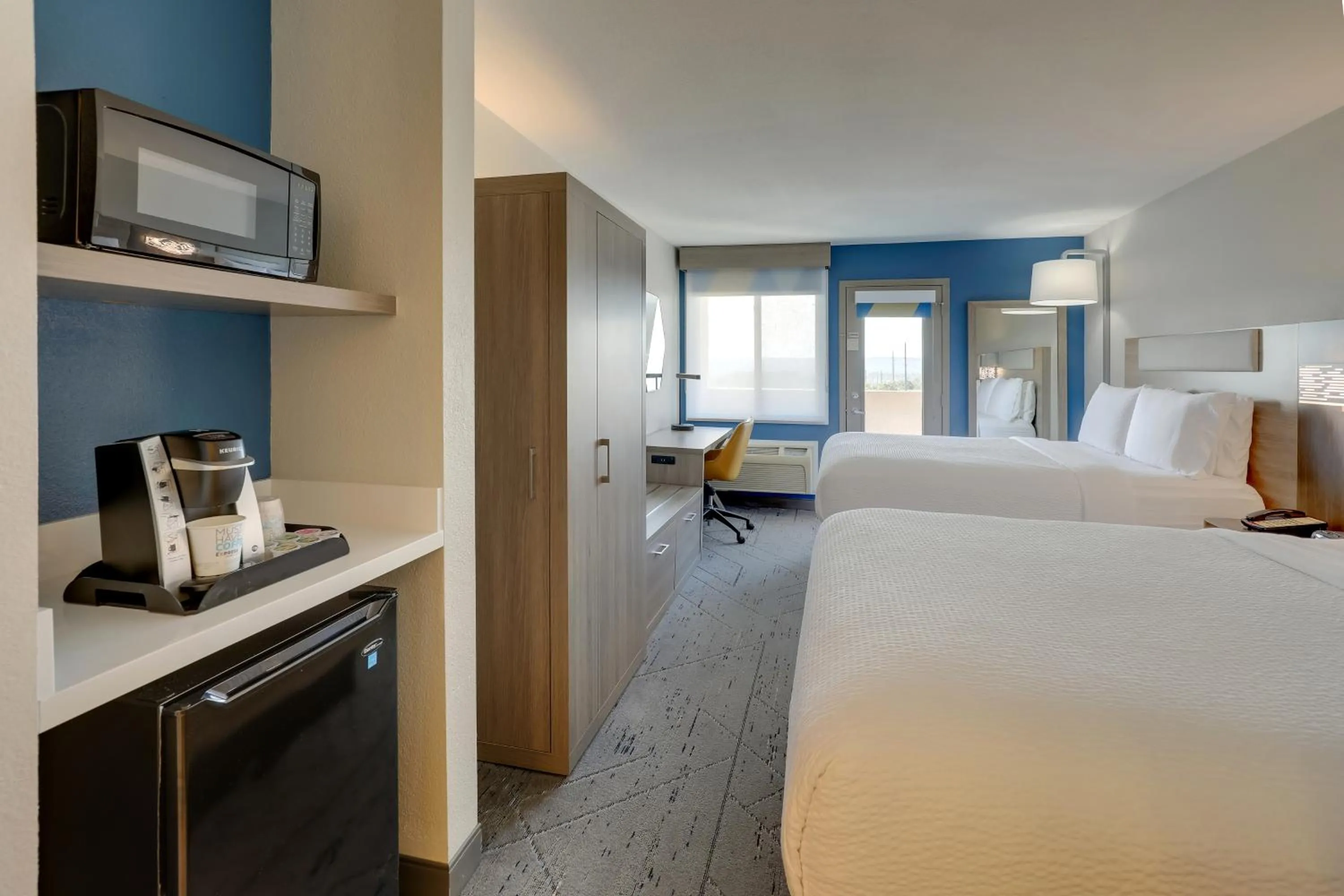 Bedroom, Bed in Holiday Inn Express Hotel & Suites Branson 76 Central by IHG