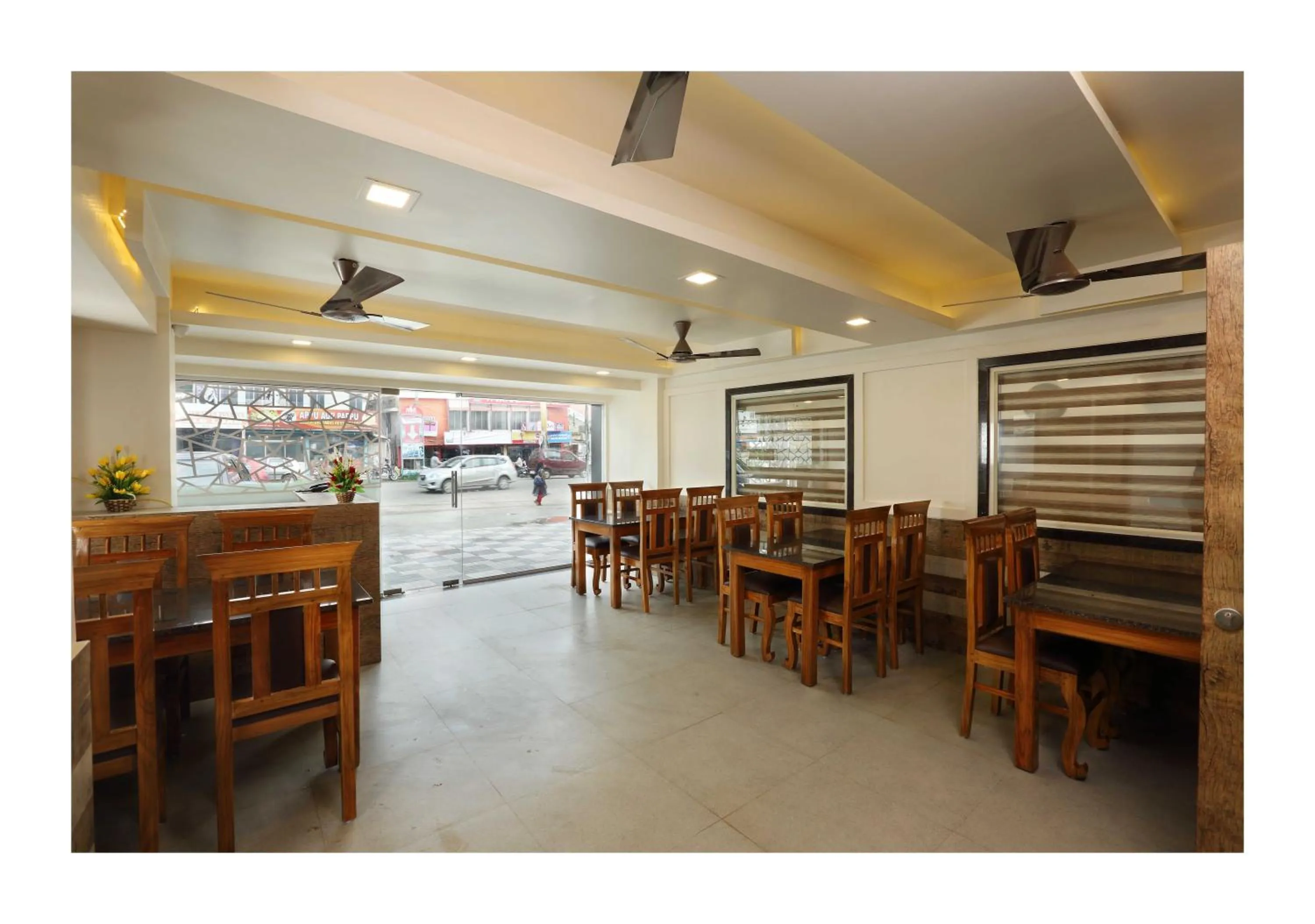 Restaurant/places to eat in Hotel Kochi Caprice
