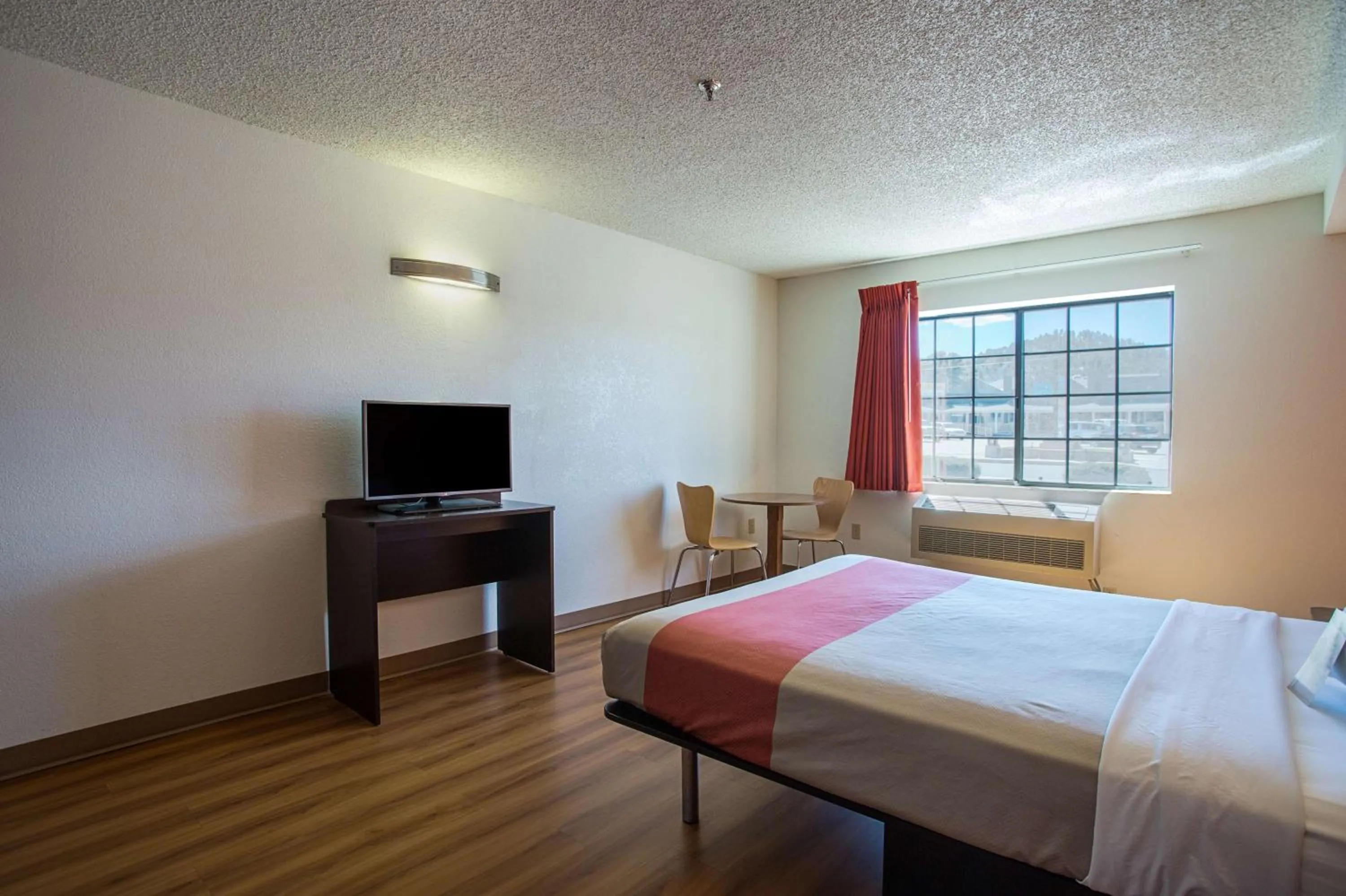 TV and multimedia, Bed in Motel 6-Williams, AZ - West - Grand Canyon