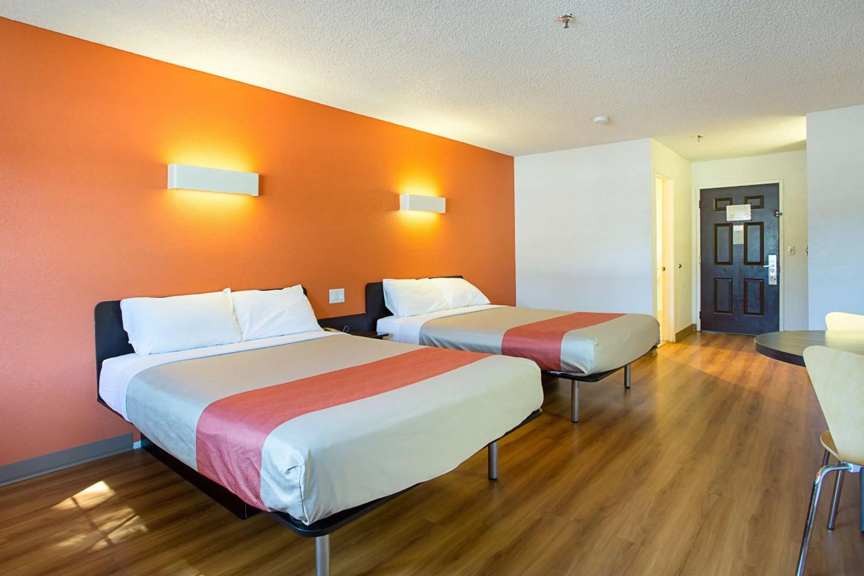 Seating area, Bed in Motel 6-Williams, AZ - West - Grand Canyon