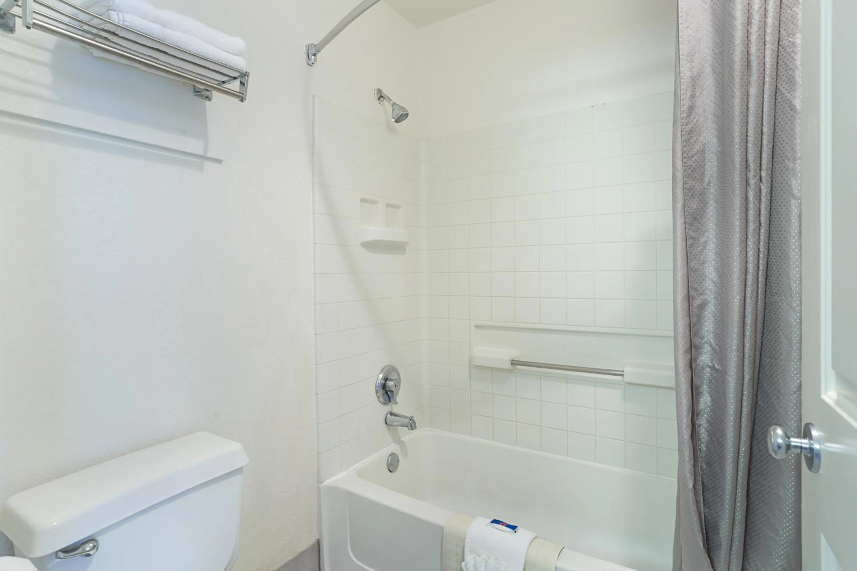 Bathroom in Motel 6-Williams, AZ - West - Grand Canyon