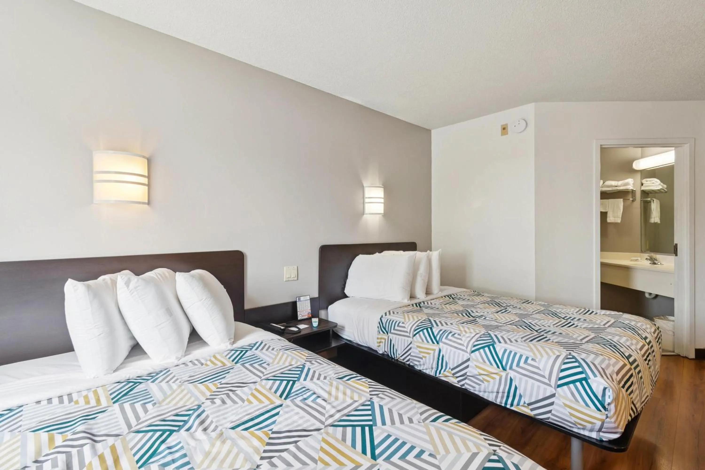 Bedroom, Bed in Motel 6-Milan, OH - Sandusky