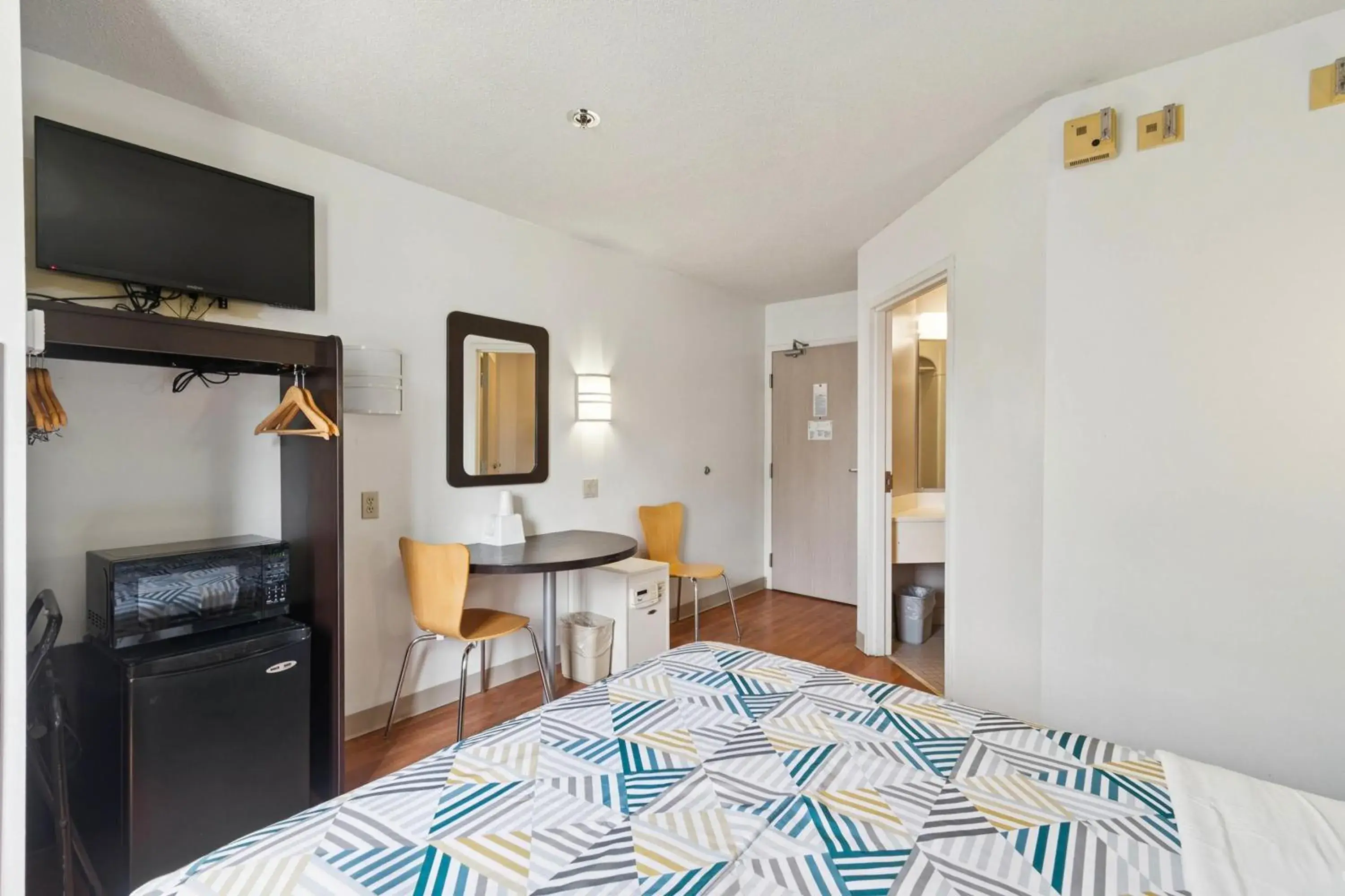 Deluxe Queen Room - single occupancy - Non-Smoking in Motel 6-Milan, OH - Sandusky Deluxe Queen Room - single occupancy - Non-Smoking in Motel 6-Milan, OH - Sandusky