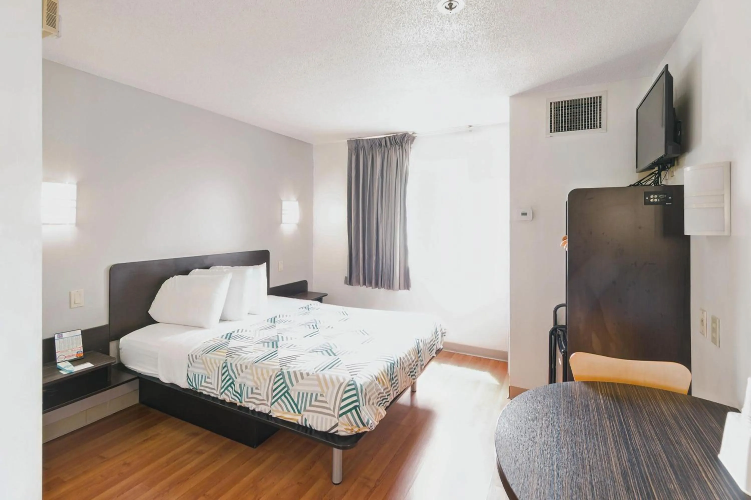 Bedroom, Bed in Motel 6-Milan, OH - Sandusky