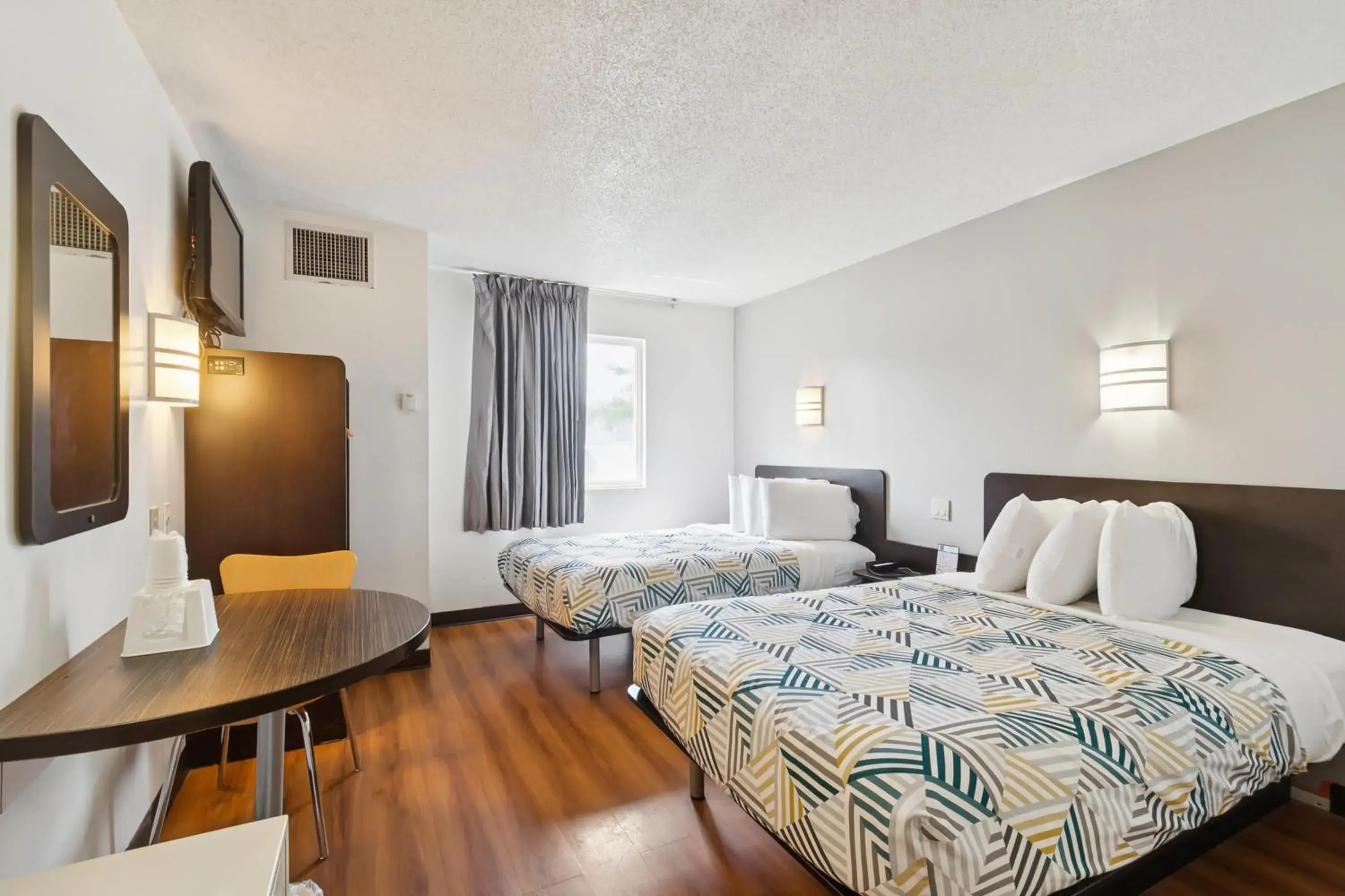 Deluxe Quadruple Room - single occupancy - Non-Smoking in Motel 6-Milan, OH - Sandusky Deluxe Quadruple Room - single occupancy - Non-Smoking in Motel 6-Milan, OH - Sandusky