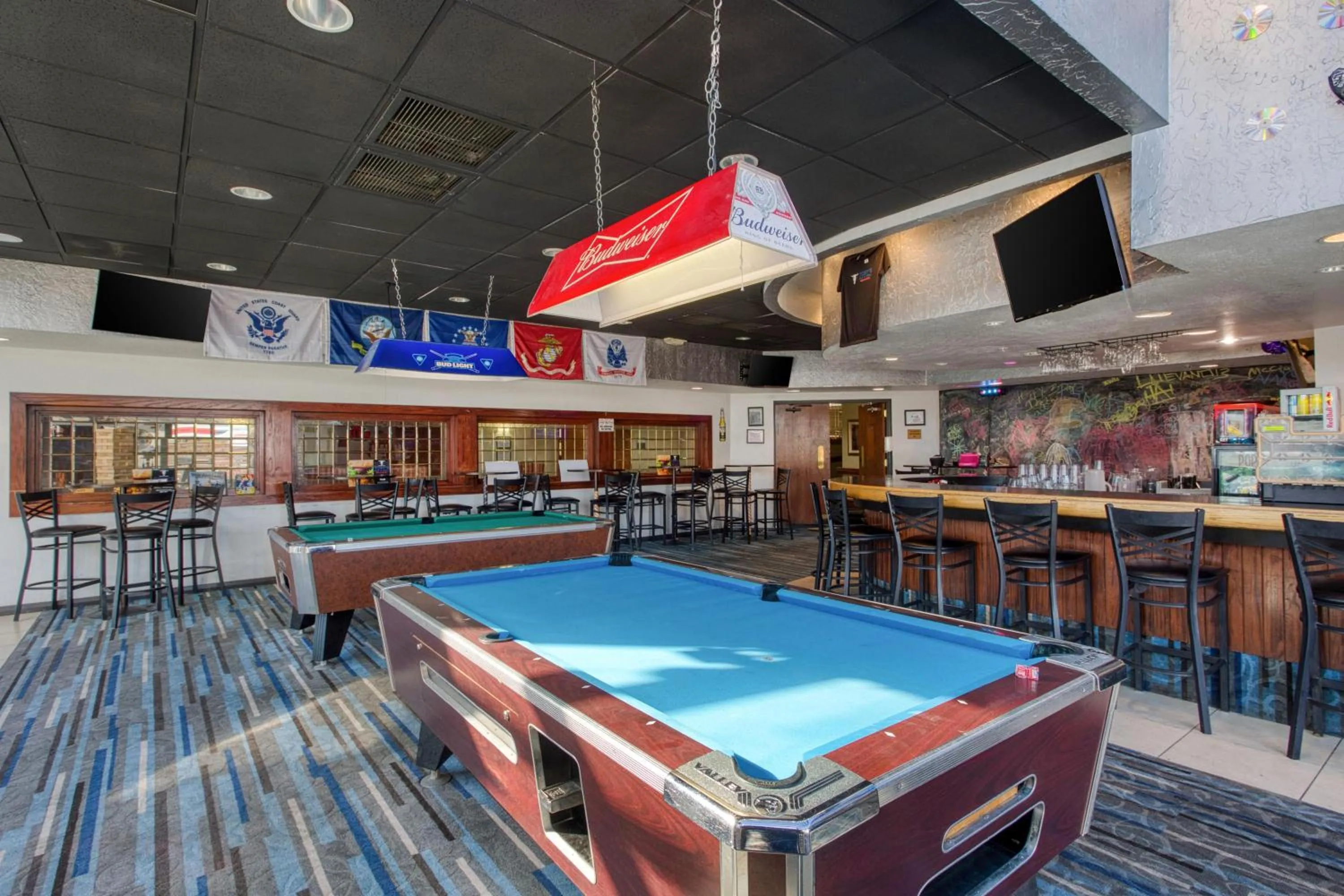 Restaurant/places to eat in SureStay Plus Hotel by Best Western Price