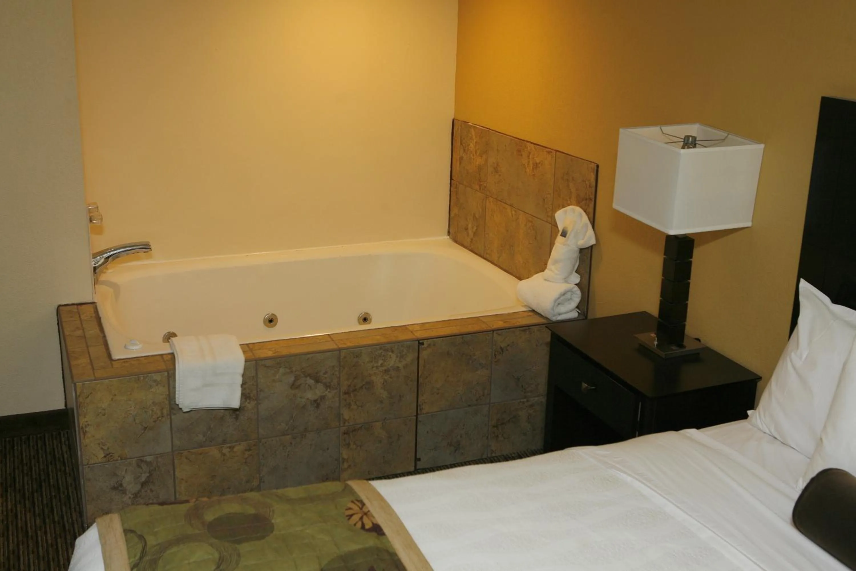 Bath, Bed in Best Western Plus Goldsboro