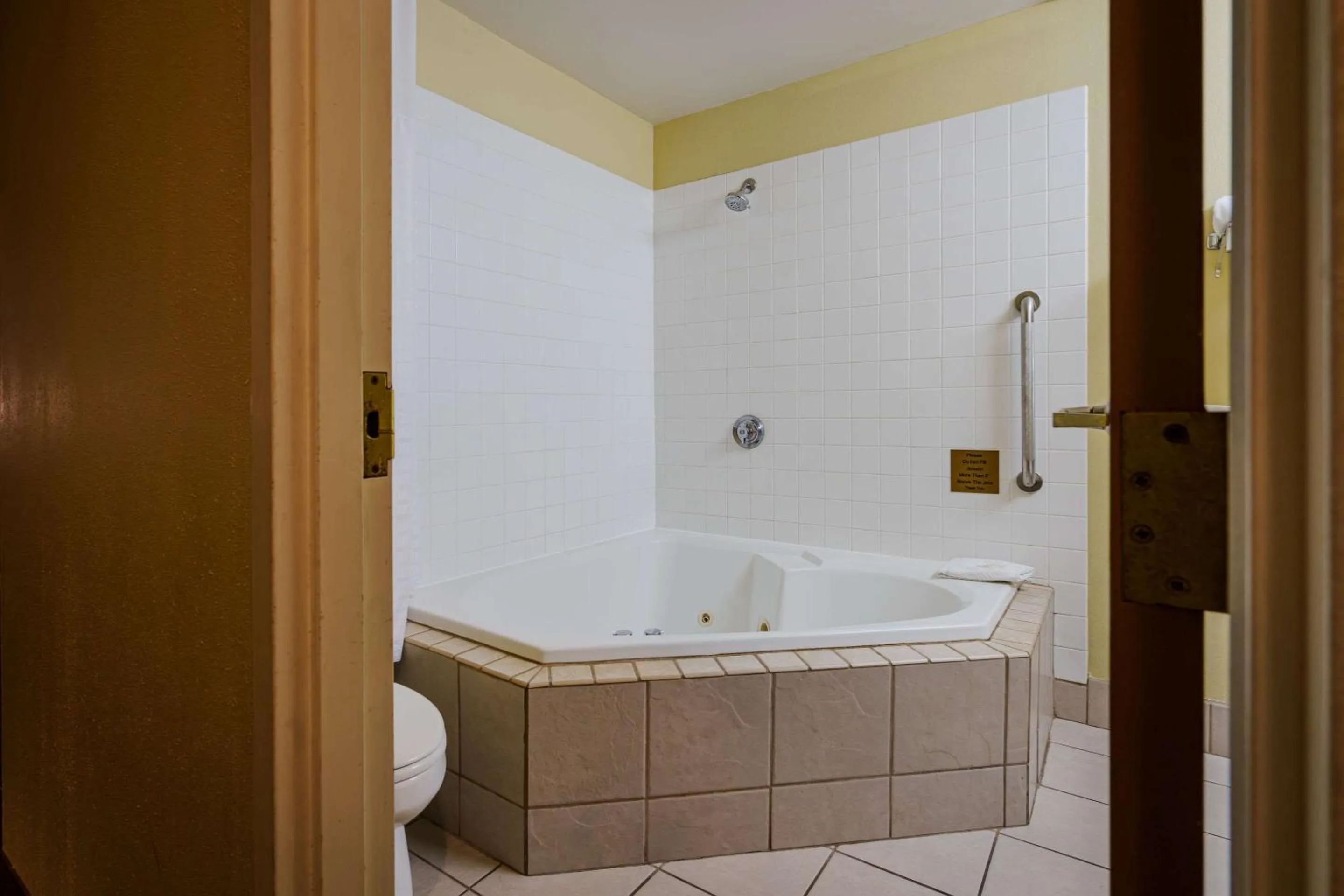 Hot Tub in Quality Inn I-75 West Chester-North Cincinnati