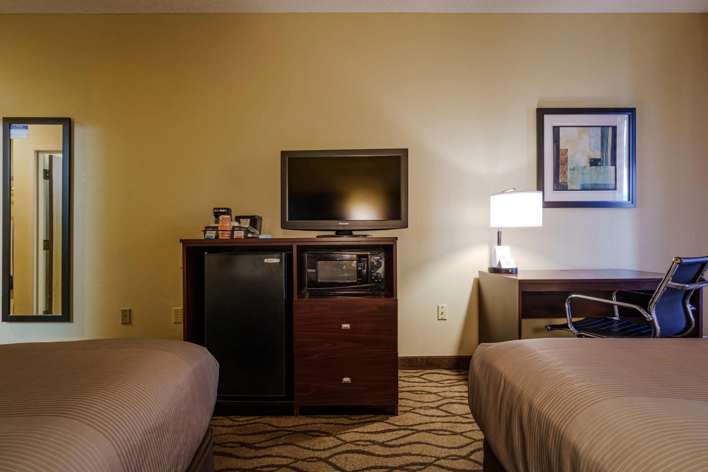 TV and multimedia, Bed in Quality Inn I-75 West Chester-North Cincinnati