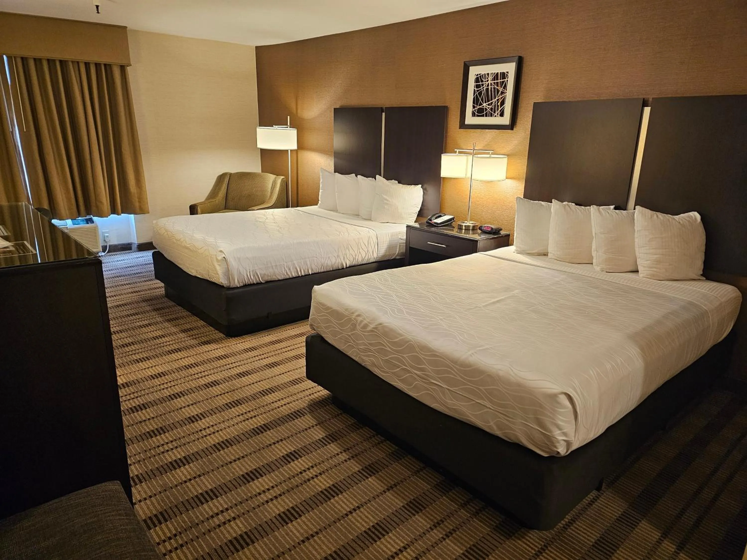 Bed in Best Western Pasadena Royale Inn & Suites