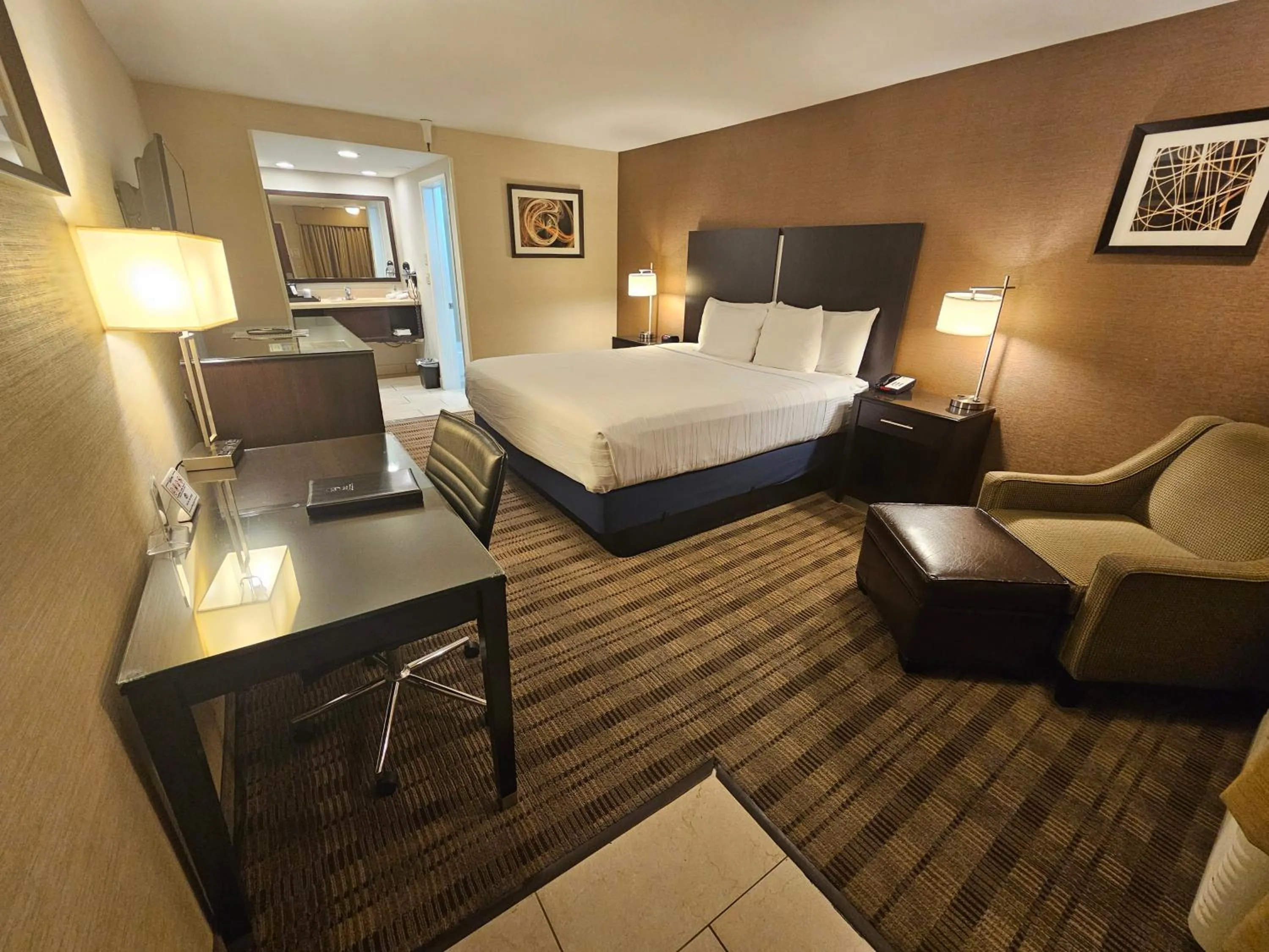 Photo of the whole room, Bed in Best Western Pasadena Royale Inn & Suites