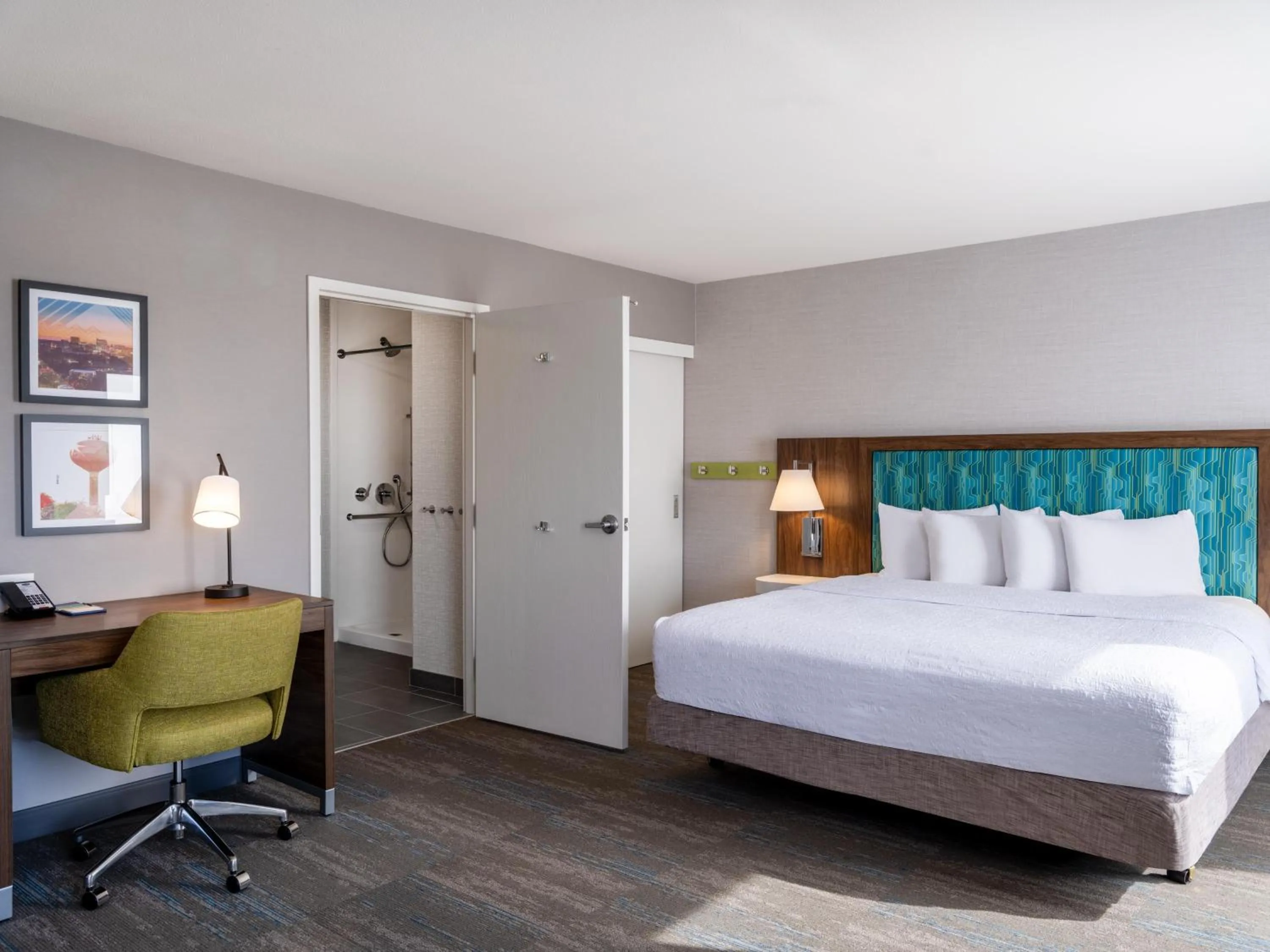 Bed in Hampton Inn & Suites Boise-Meridian