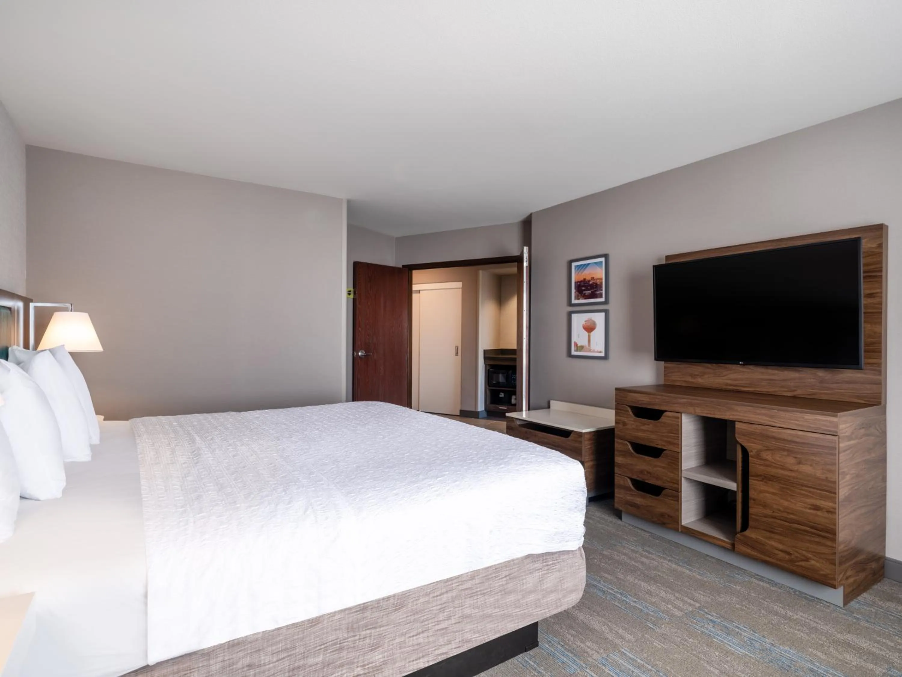 Bed in Hampton Inn & Suites Boise-Meridian