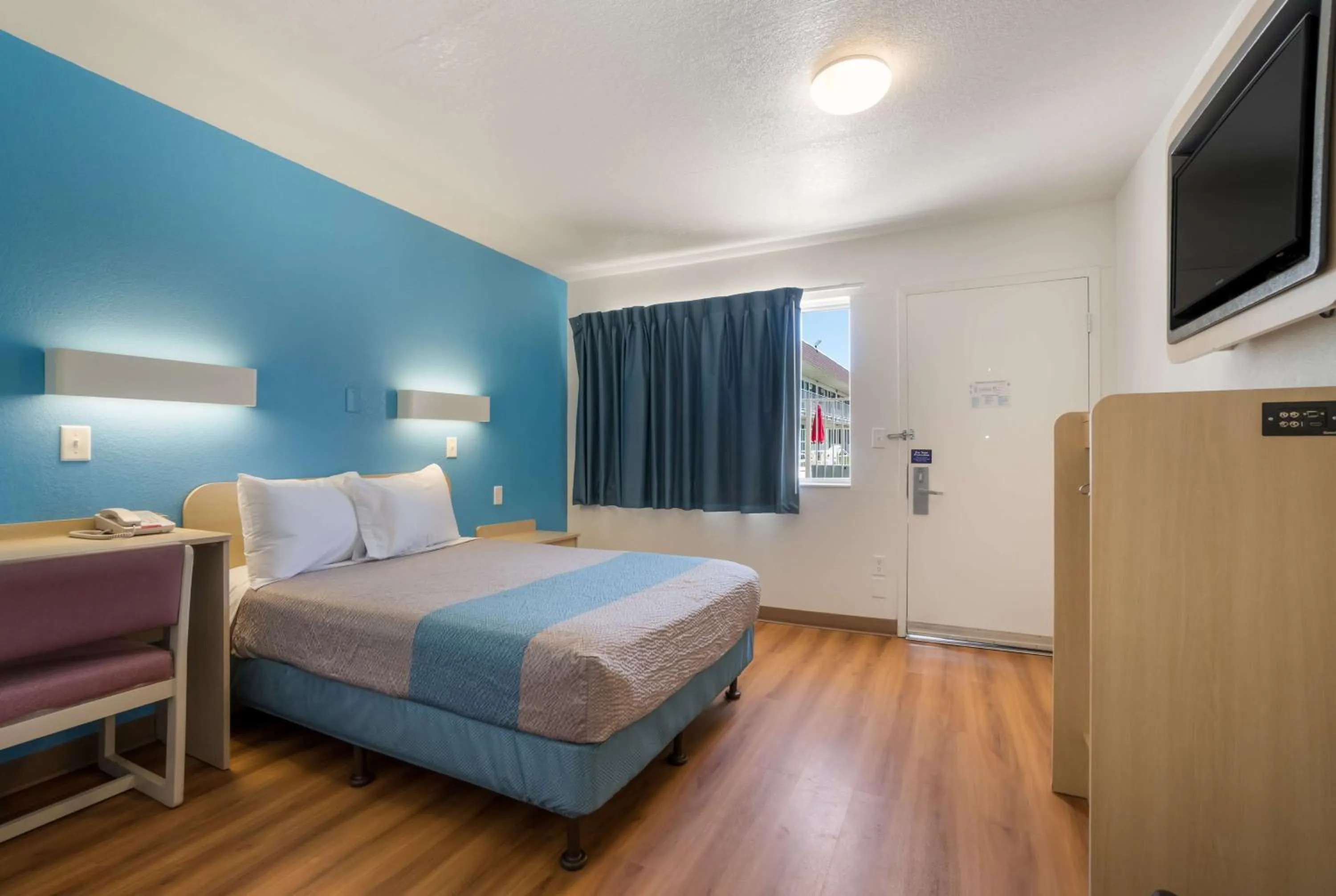 Photo of the whole room, Bed in Motel 6-Grand Junction, CO