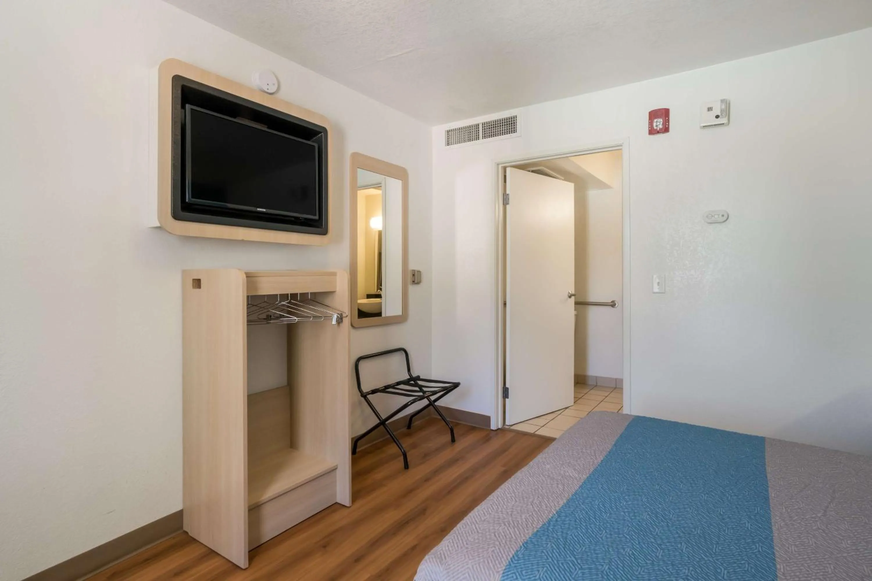 Photo of the whole room, Bed in Motel 6-Grand Junction, CO