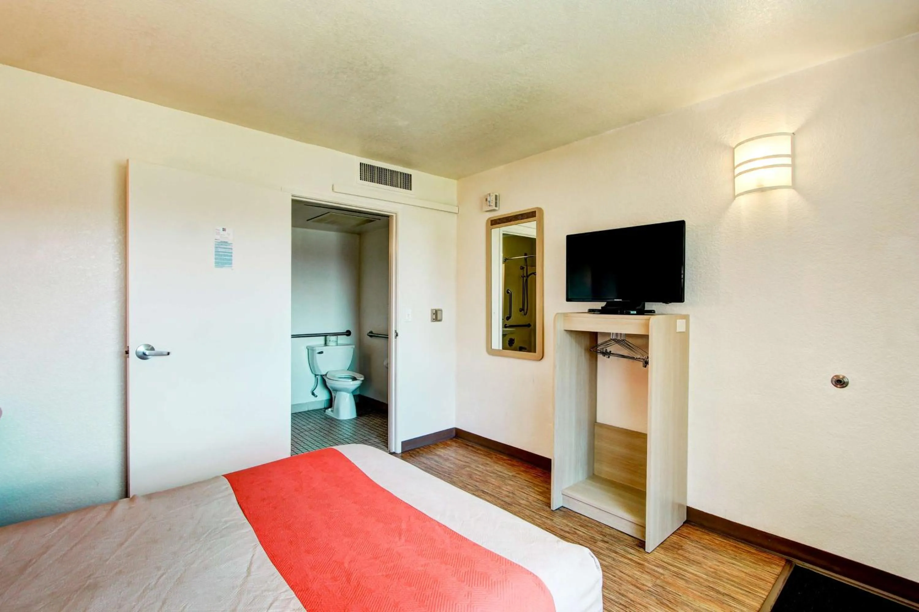 TV and multimedia, Bed in Motel 6-Denver, CO - Airport