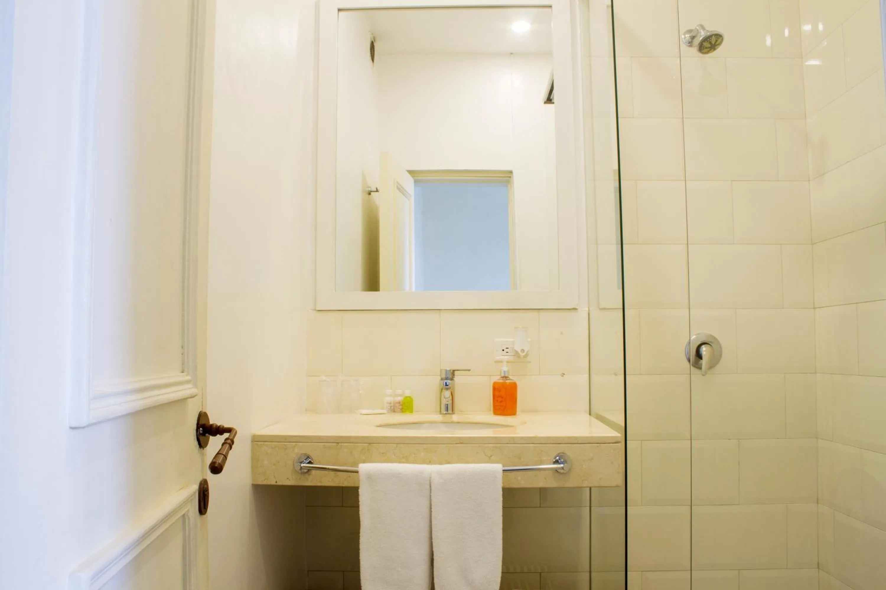 Shower in Hotel Casa de la Vega