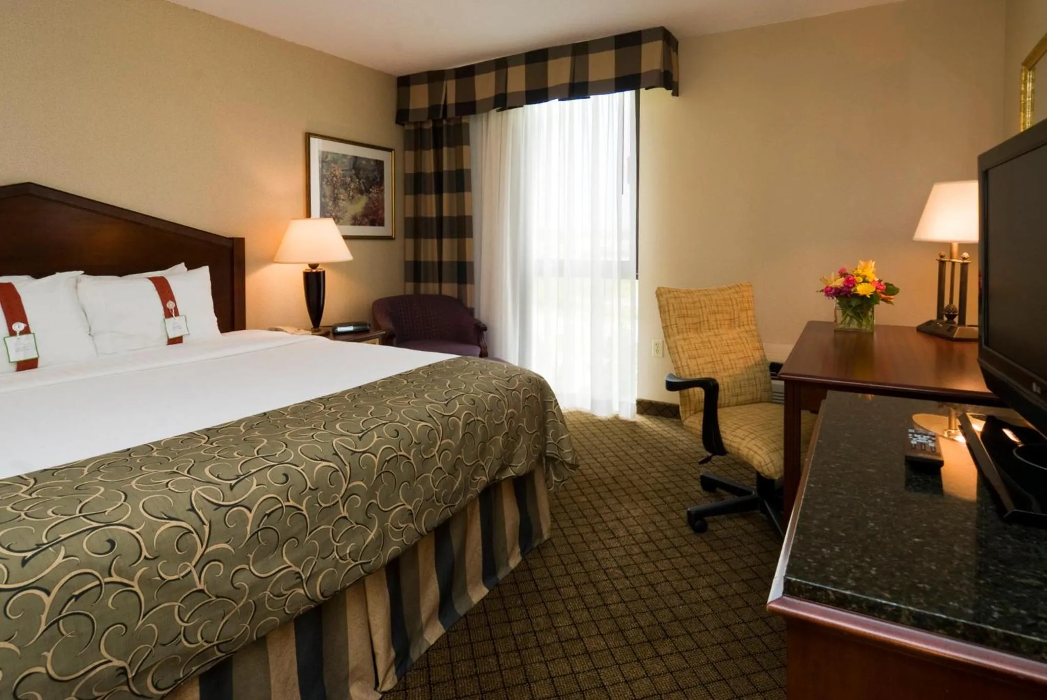 Photo of the whole room, Bed in Holiday Inn Cincinnati-Eastgate by IHG