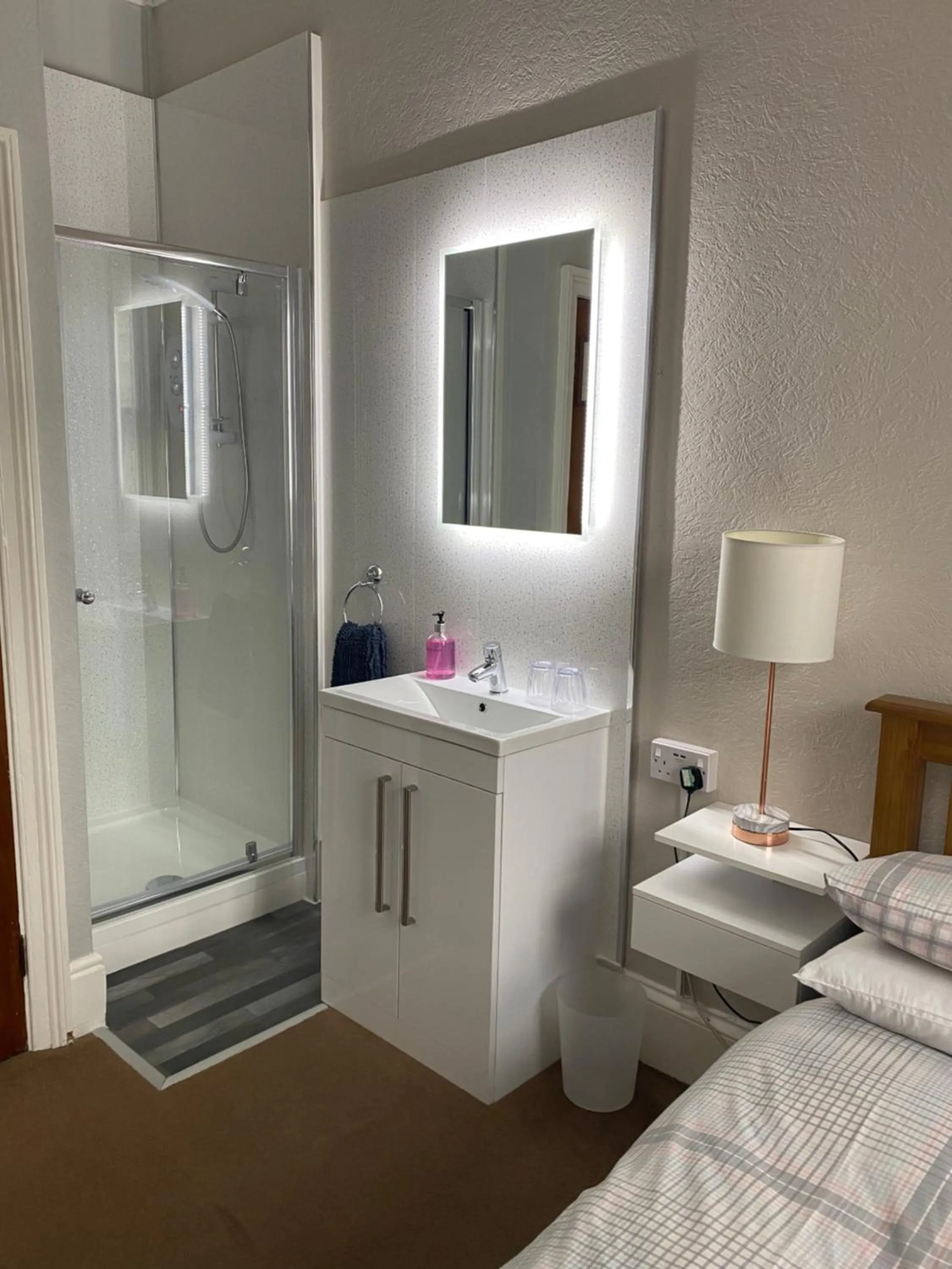 Shower, Bed in Friars Rest Guest House