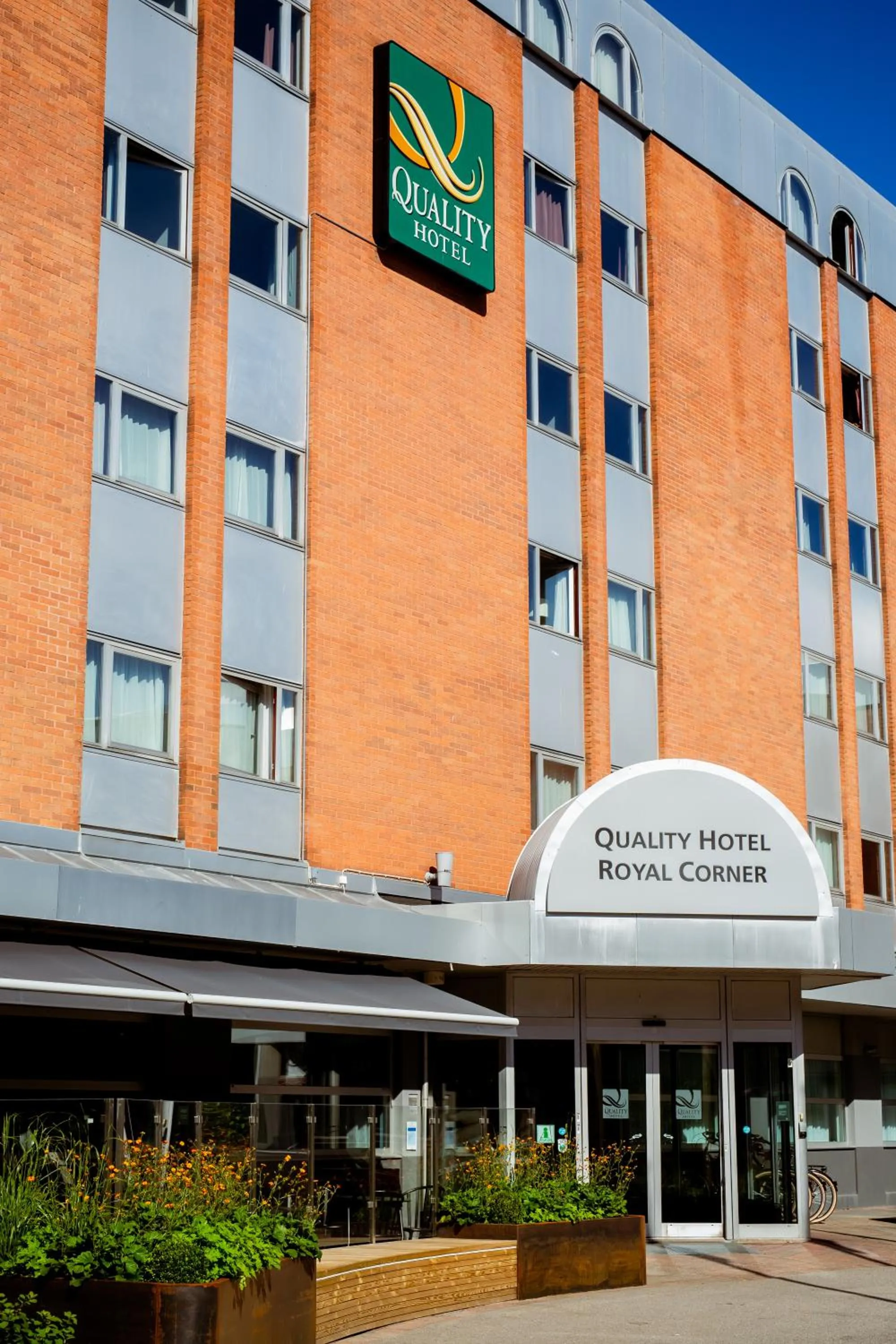 Facade/entrance in Quality Hotel Royal Corner