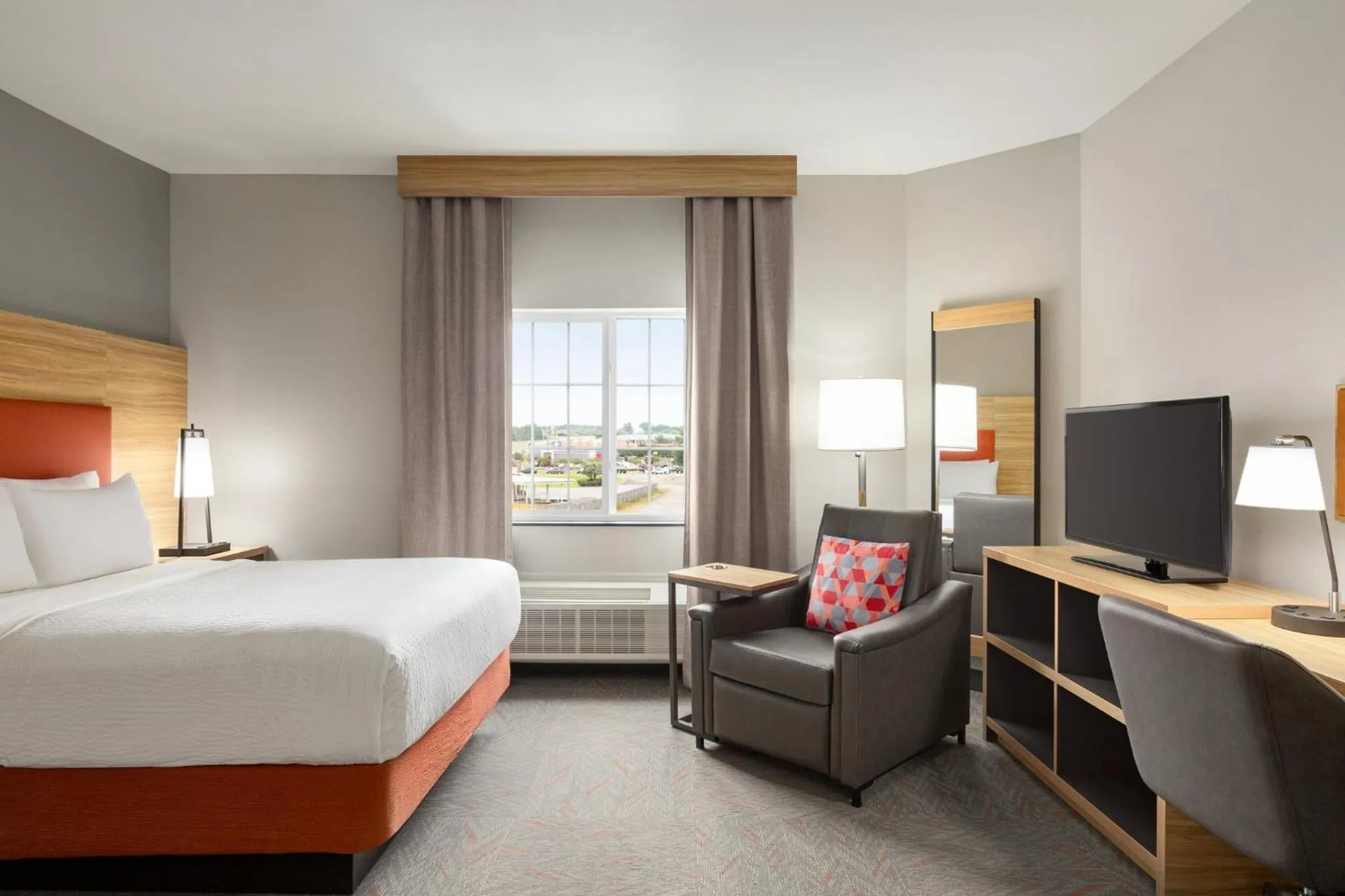 Photo of the whole room, Bed in Candlewood Suites Tuscaloosa by IHG