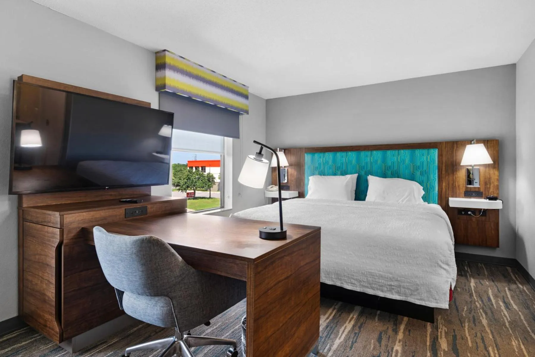 Bed in Hampton Inn & Suites Pensacola I-10 N at University Town Plaza