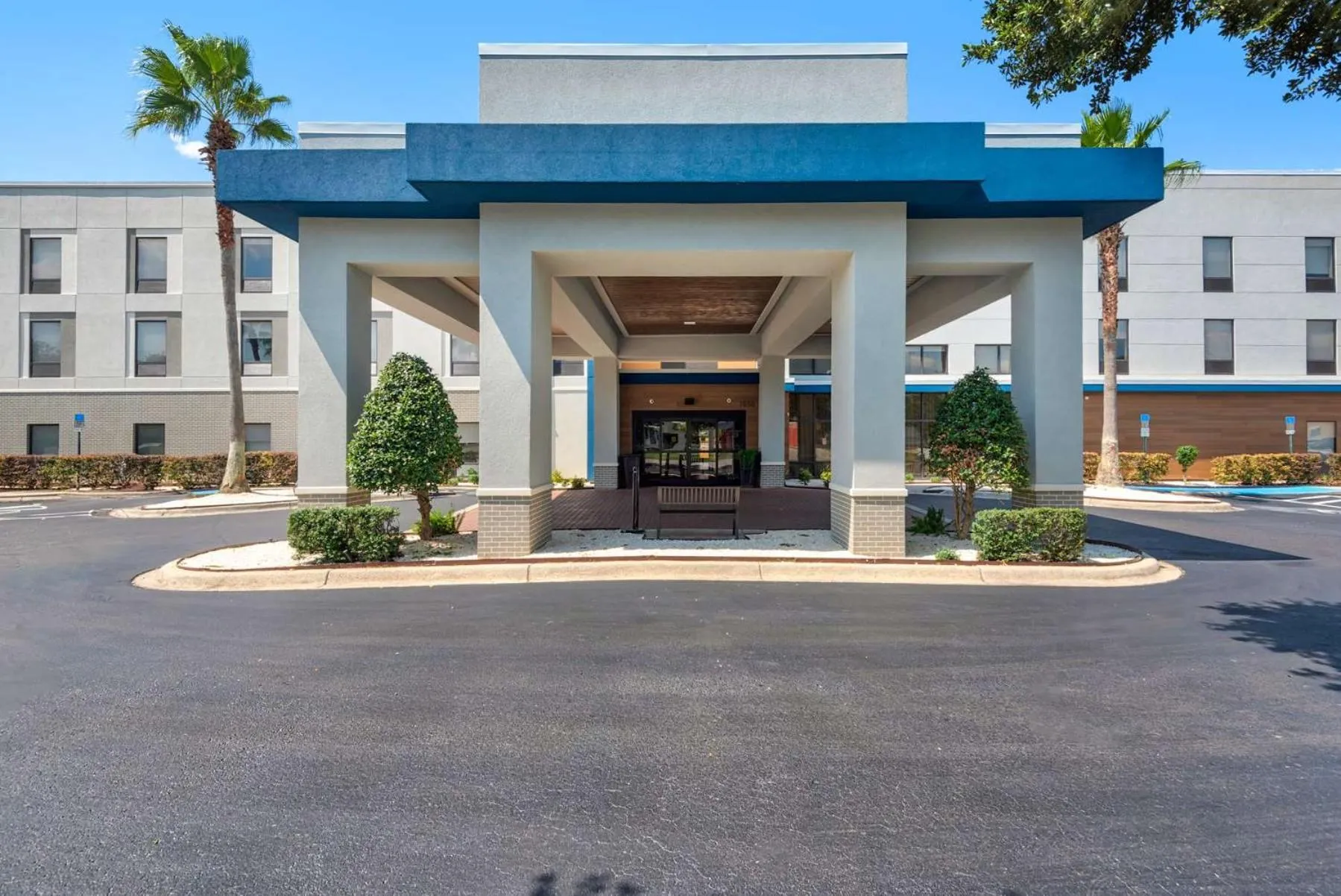 Property building in Hampton Inn & Suites Pensacola I-10 N at University Town Plaza