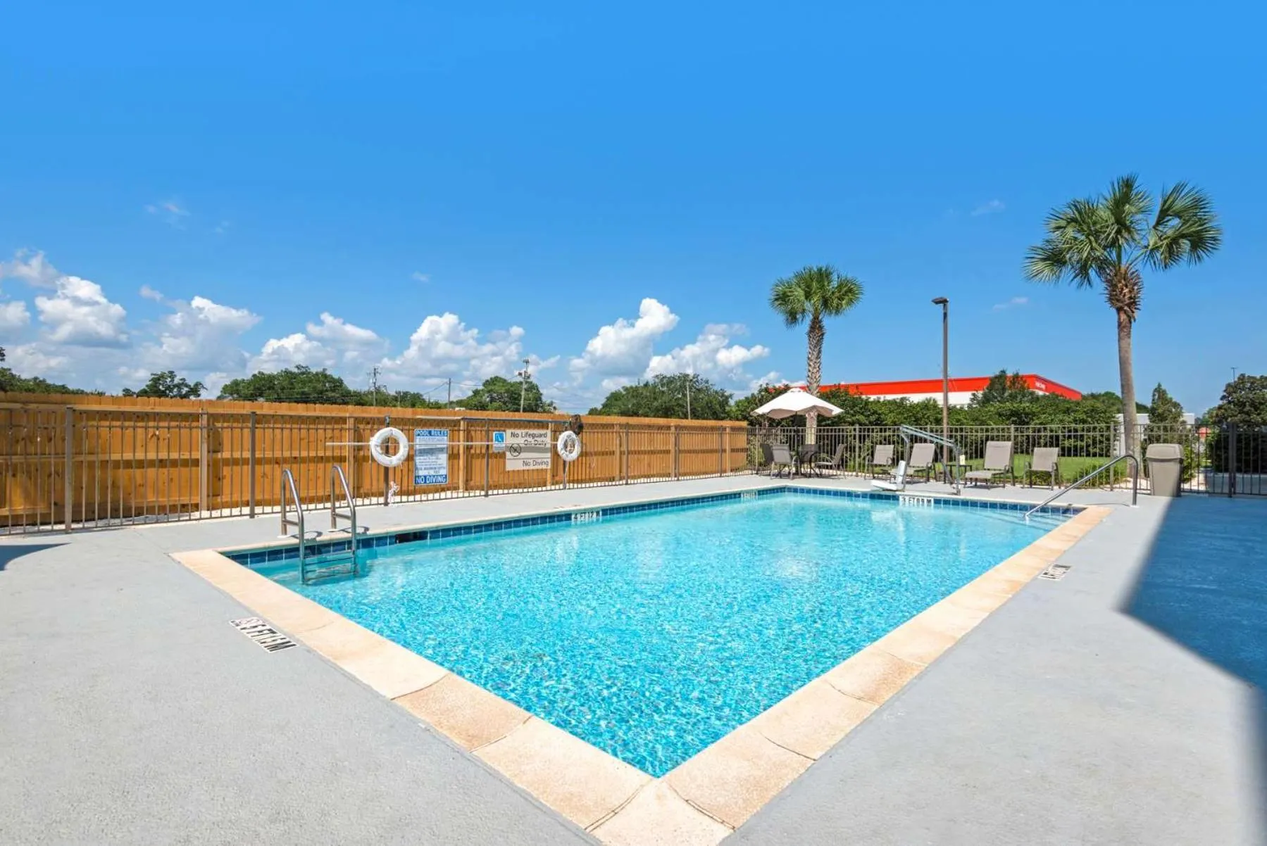 Pool view in Hampton Inn & Suites Pensacola I-10 N at University Town Plaza