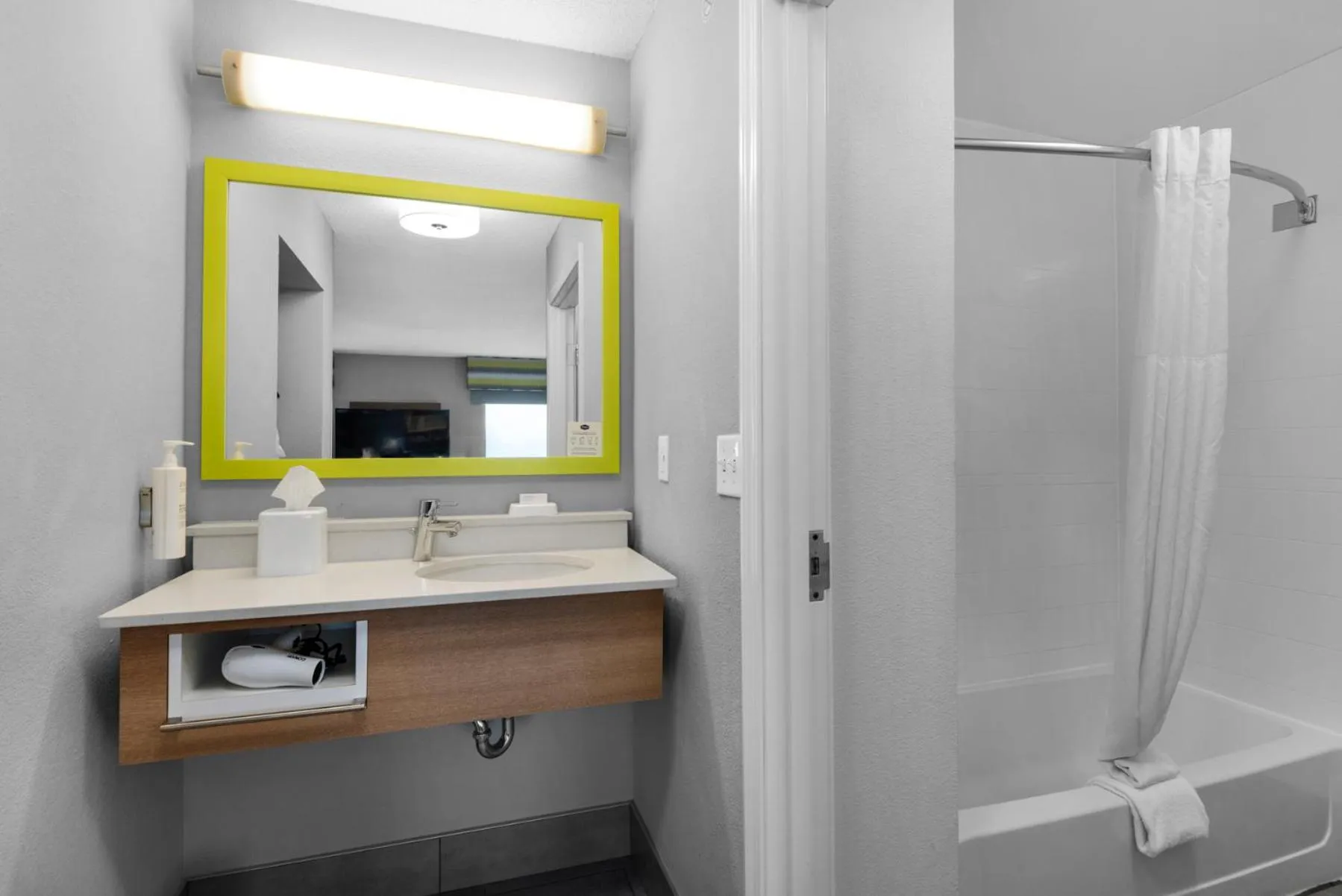 Shower in Hampton Inn & Suites Pensacola I-10 N at University Town Plaza