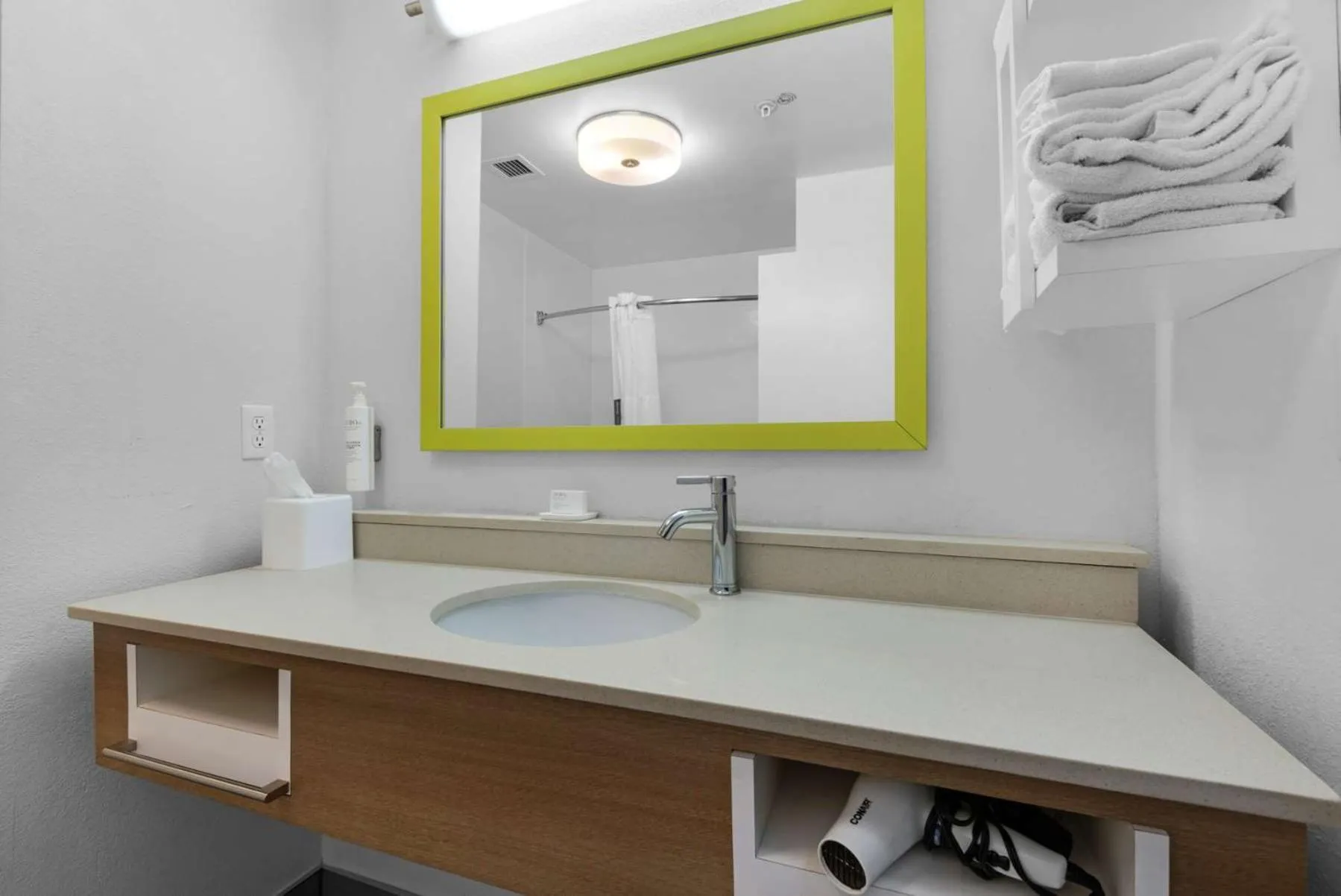 Bathroom in Hampton Inn & Suites Pensacola I-10 N at University Town Plaza